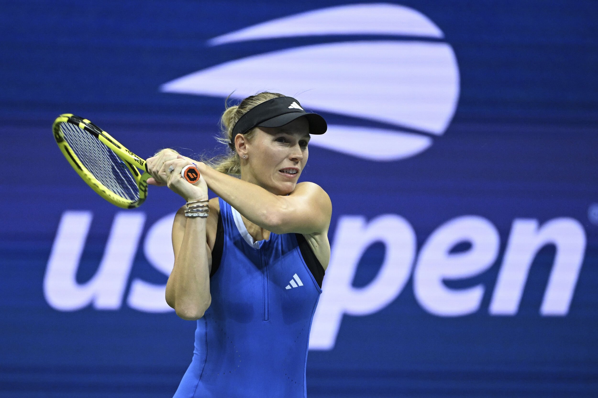 Caroline Wozniacki møder amerikaneren Jennifer Brady på Arthur Ashe Stadium fredag aften dansk tid.