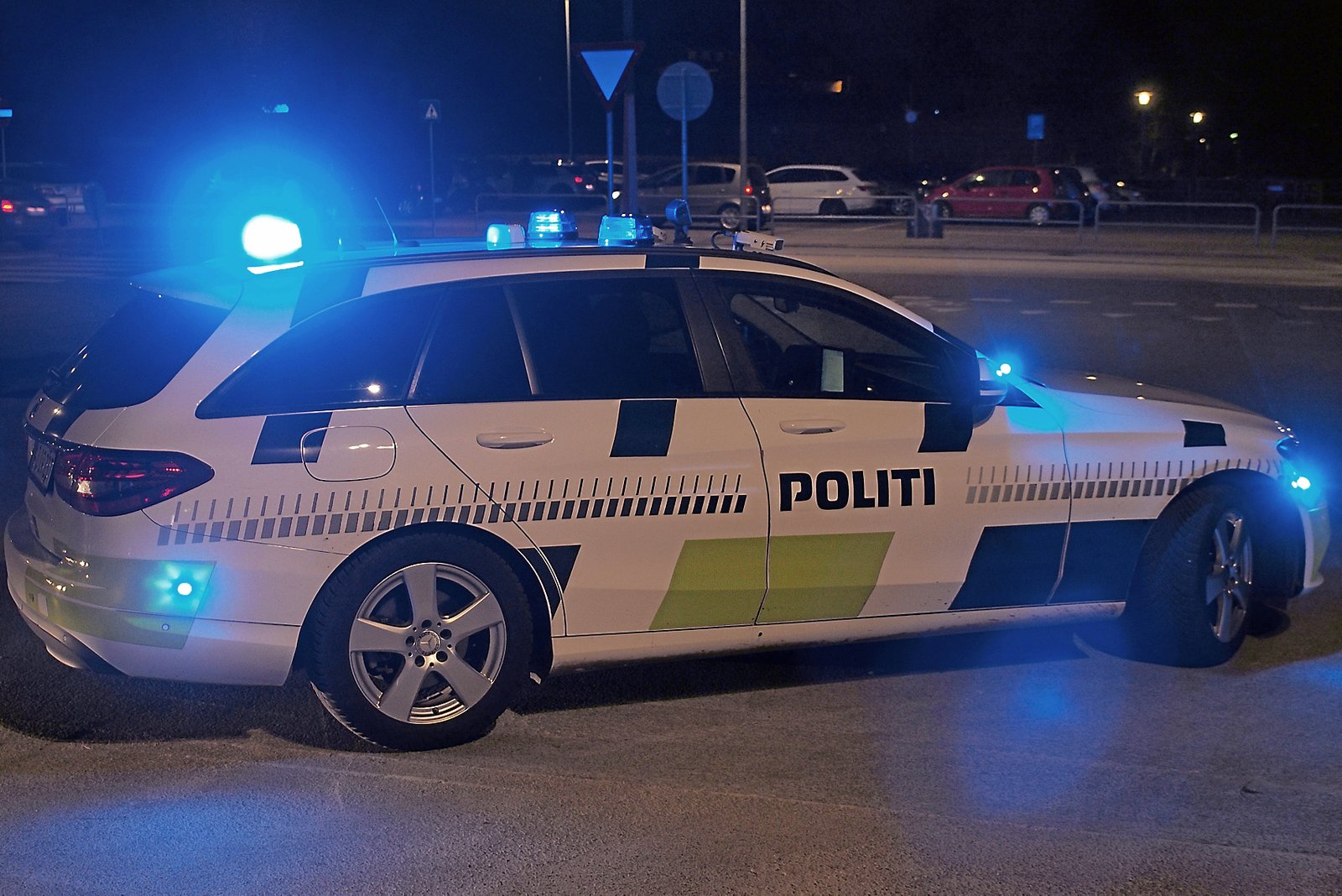 En mand cyklede med en stor dunk på bagagebæreren, hvis indhold viste sig ikke at være helt lovligt.
