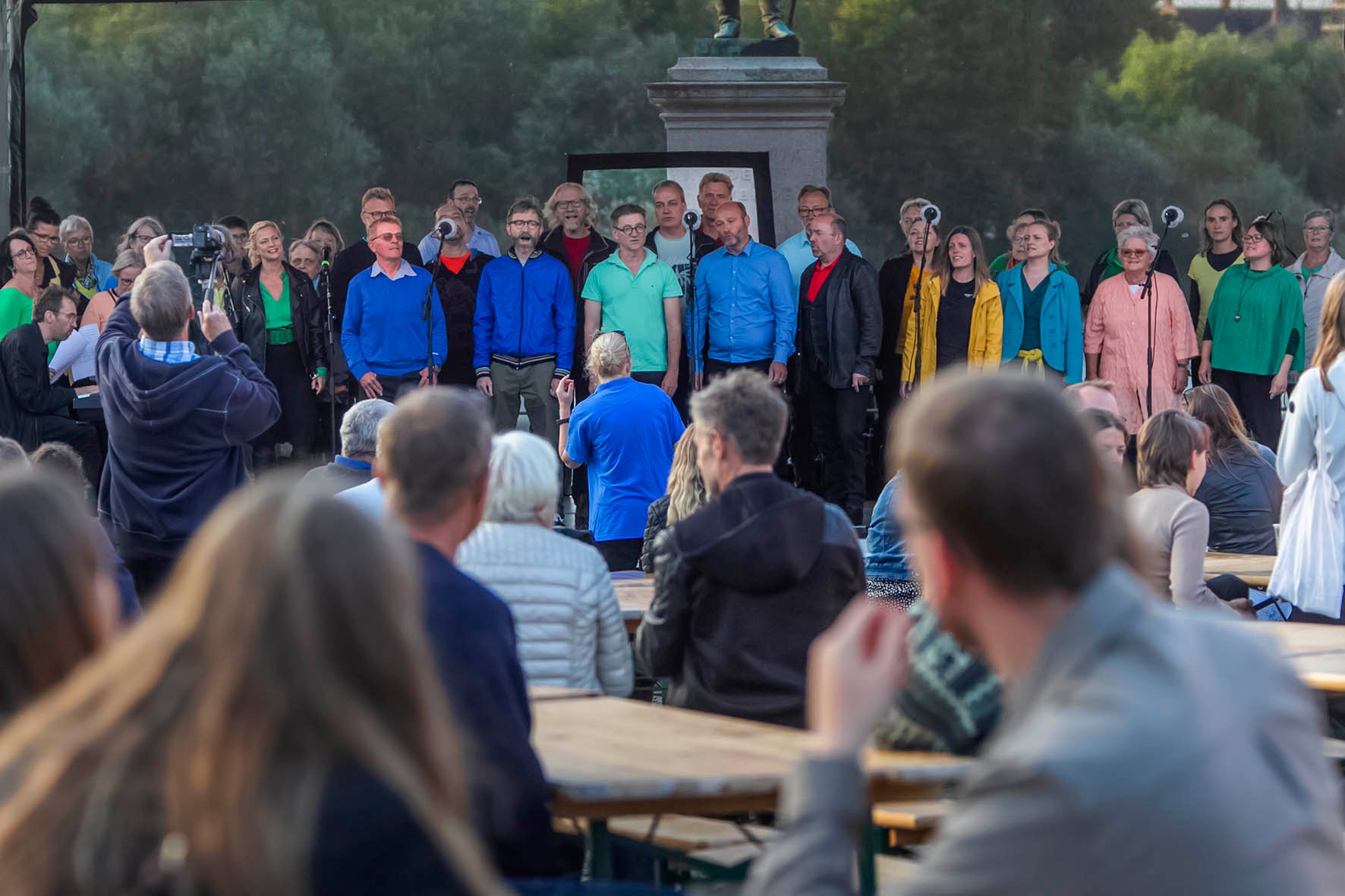 Fra en tidligere Kulturnat, ved hovedscenen på Torvet, hvor blandt andre Hillerød Rockkor optrådte.