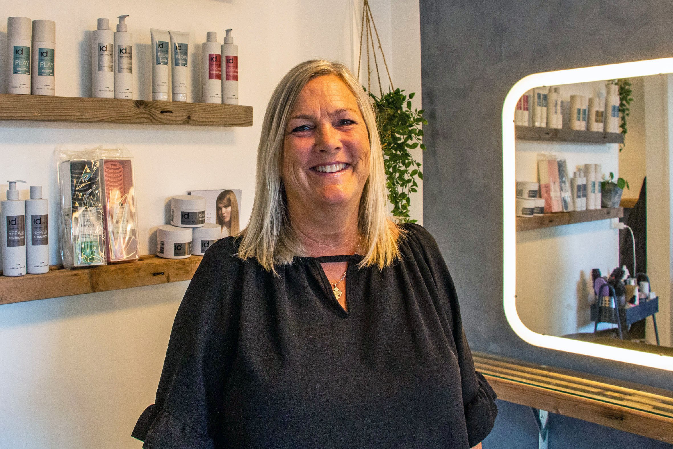 Kitt Sinding har fået sin egen stol i salonen hos Louise Modig. Foto: Finn Due Larsen.