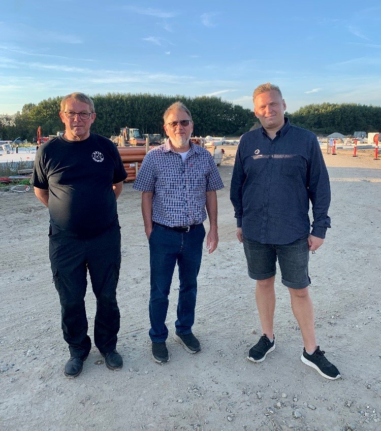 Der er taget fat på de nye boliger i Stenlille. Her ses Steen Christensen og Jens Jacobsen fra SHHB/Lokalrådet sammen med Jeppe Marker Svendsen, der er projektleder i byggefirmaet Chrøis og Lund. Foto: SHHB