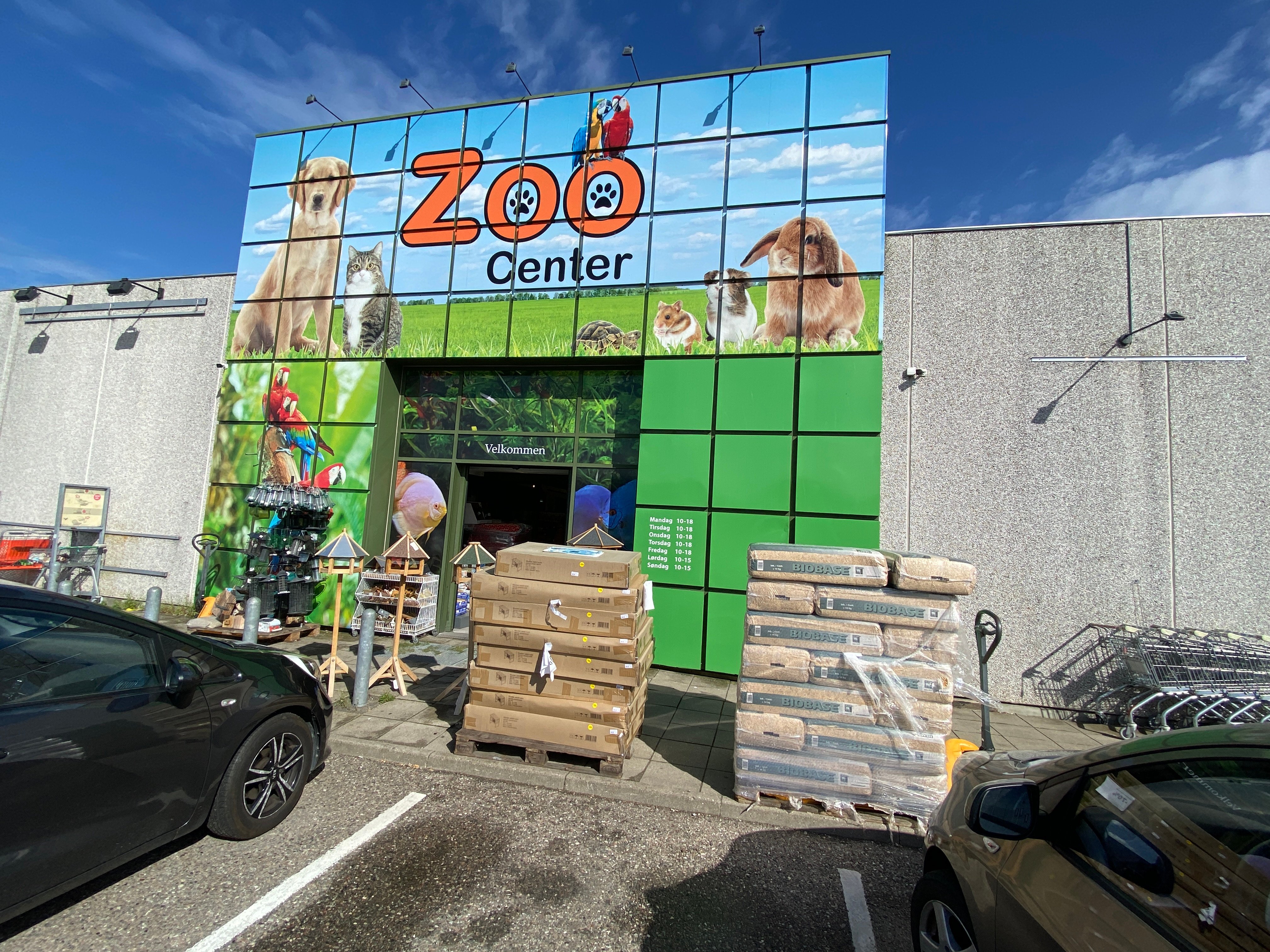 Siden 2010 har dyrehandlen, tidligere med navnet Poppi Dyrecenter, ligget på Frejasvej 12 i Holbæk Mega Center, men om cirka fire uger er det slut.