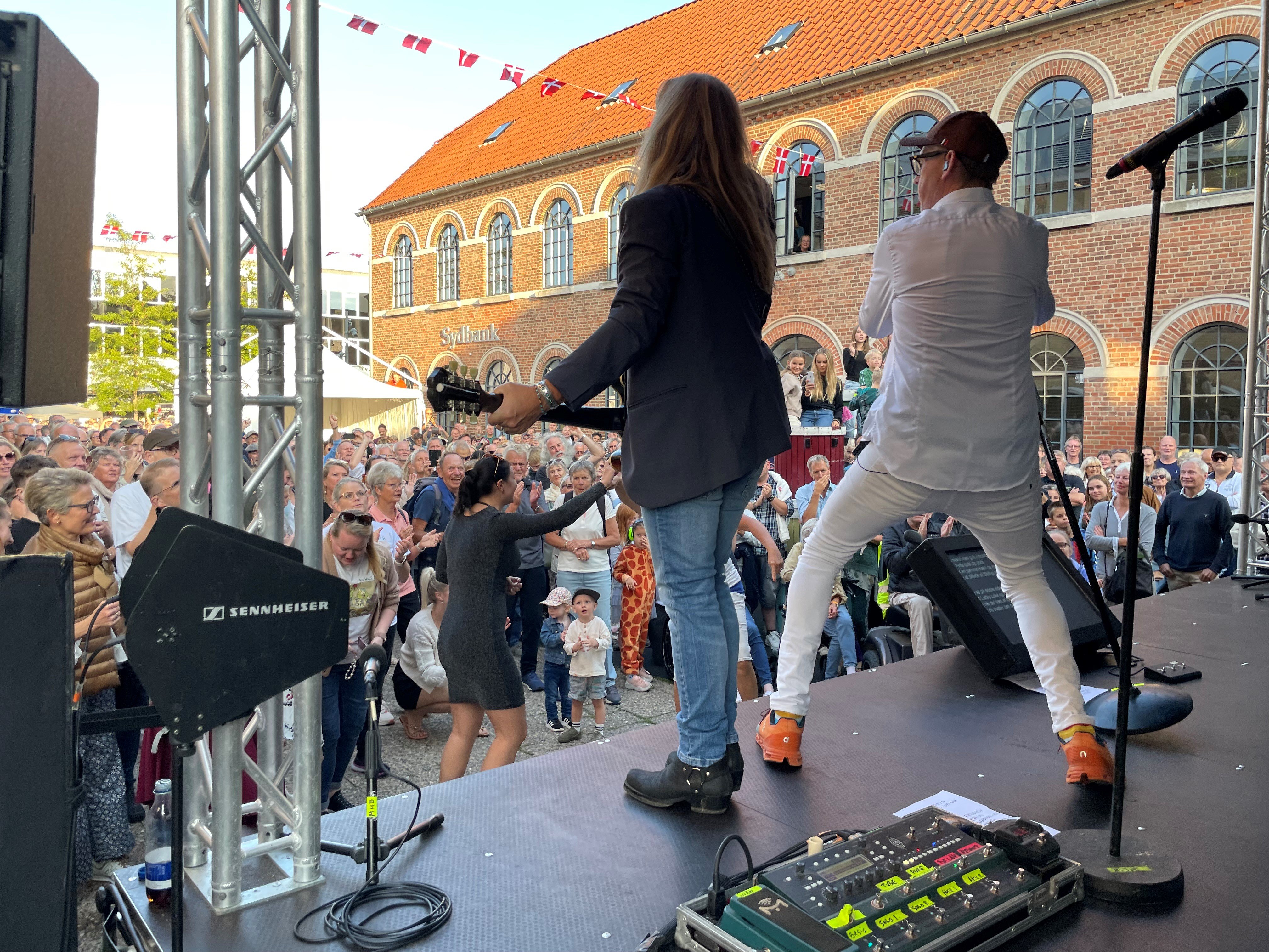 Fredag aften går Shu-Bi-Dua 2.0 / Hardinger Band på scenen i Hovedgaden i Hørsholm.