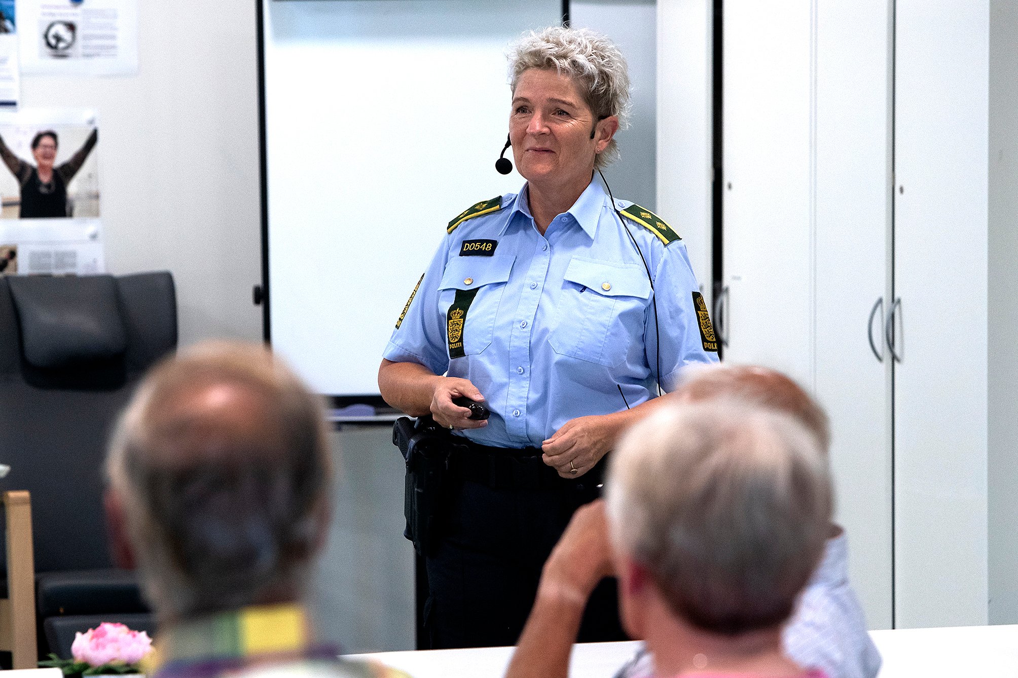 Politiassistent Randi Mortensen holdt mandag aften oplæg i Køge for en gruppe ældre, hvor hun kom med en lang række opfordringer til, hvordan man undgår at blive udsat for svindel af ellers ganske sofistikerede bedragere. Foto: Kim Rasmussen