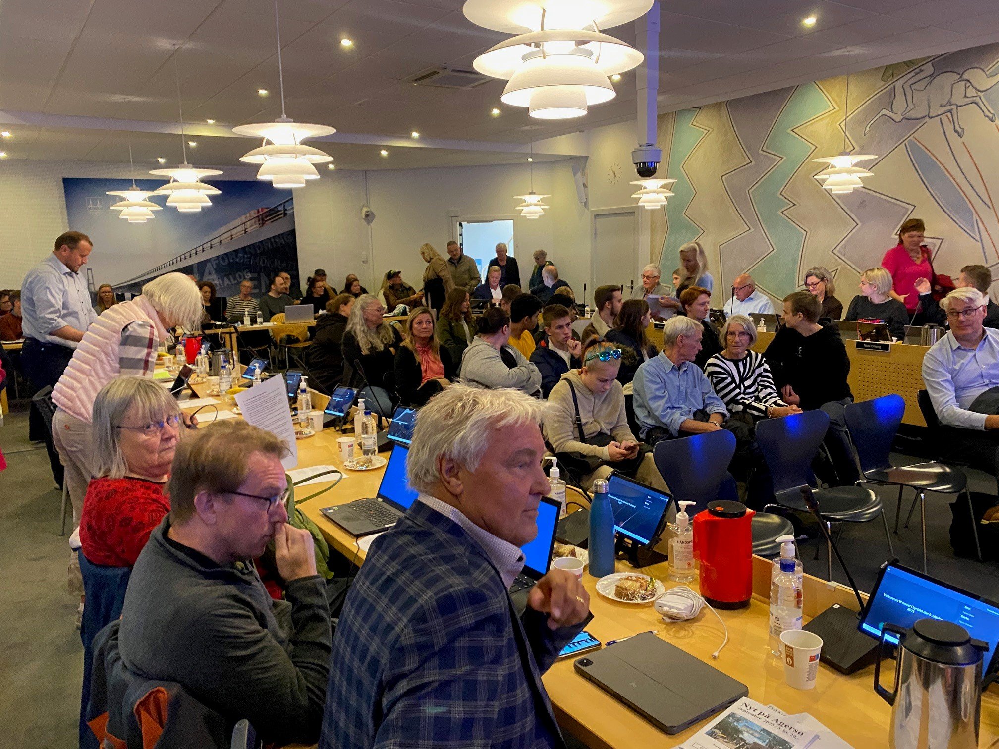 Elever, forældre og lærere fra Xclass udgjorde flertallet af tilhørerne til byrådsdebatten. Foto: Arne Svendsen