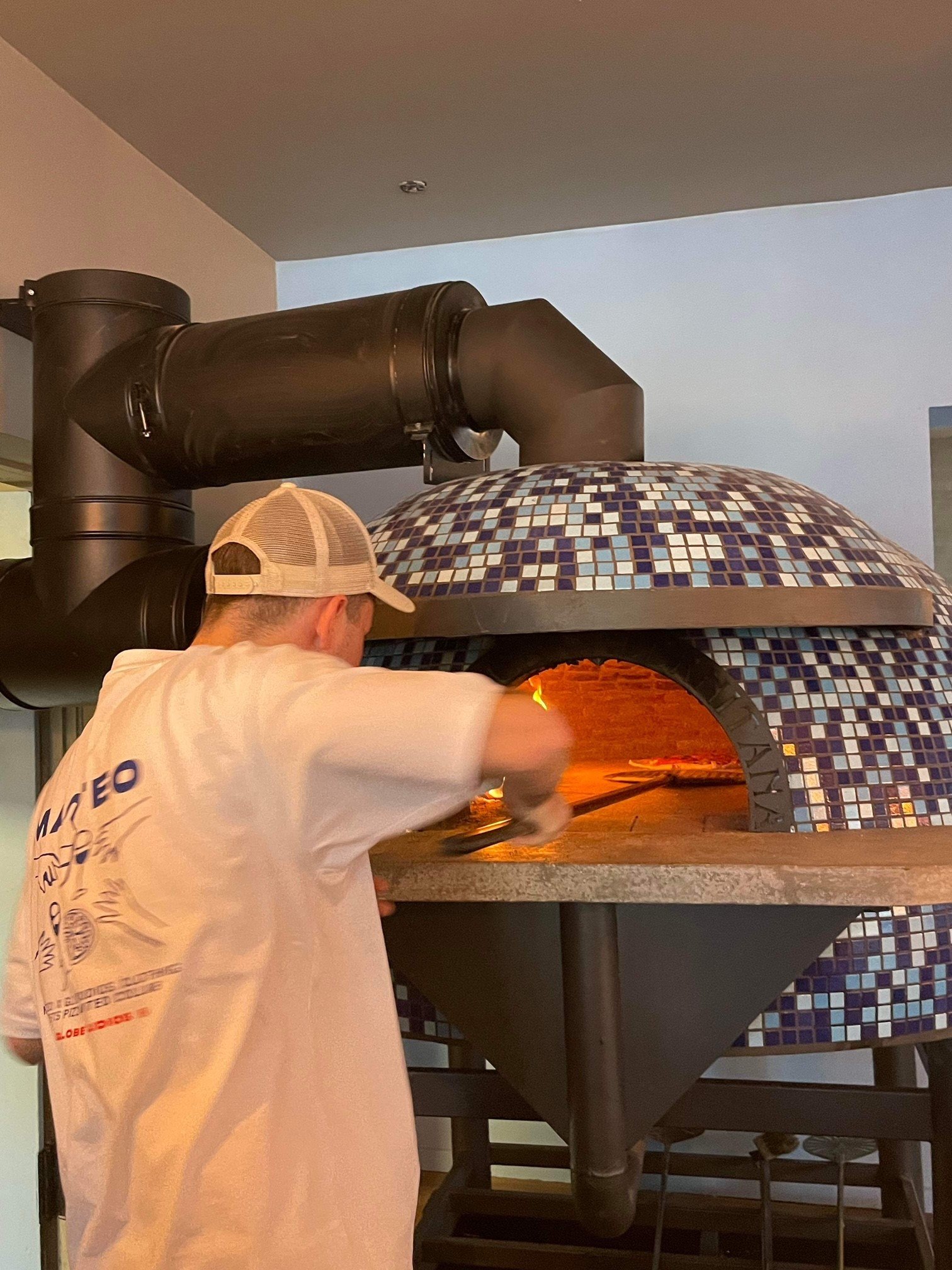 Ma Teo er navnet på en ny italiensk madbar i Jernbanegade i Næstved. Her bliver varemærket ægte napolitansk pizza, og den laves i en speciel og flot ovn - fra Italien naturligvis. Privatfoto