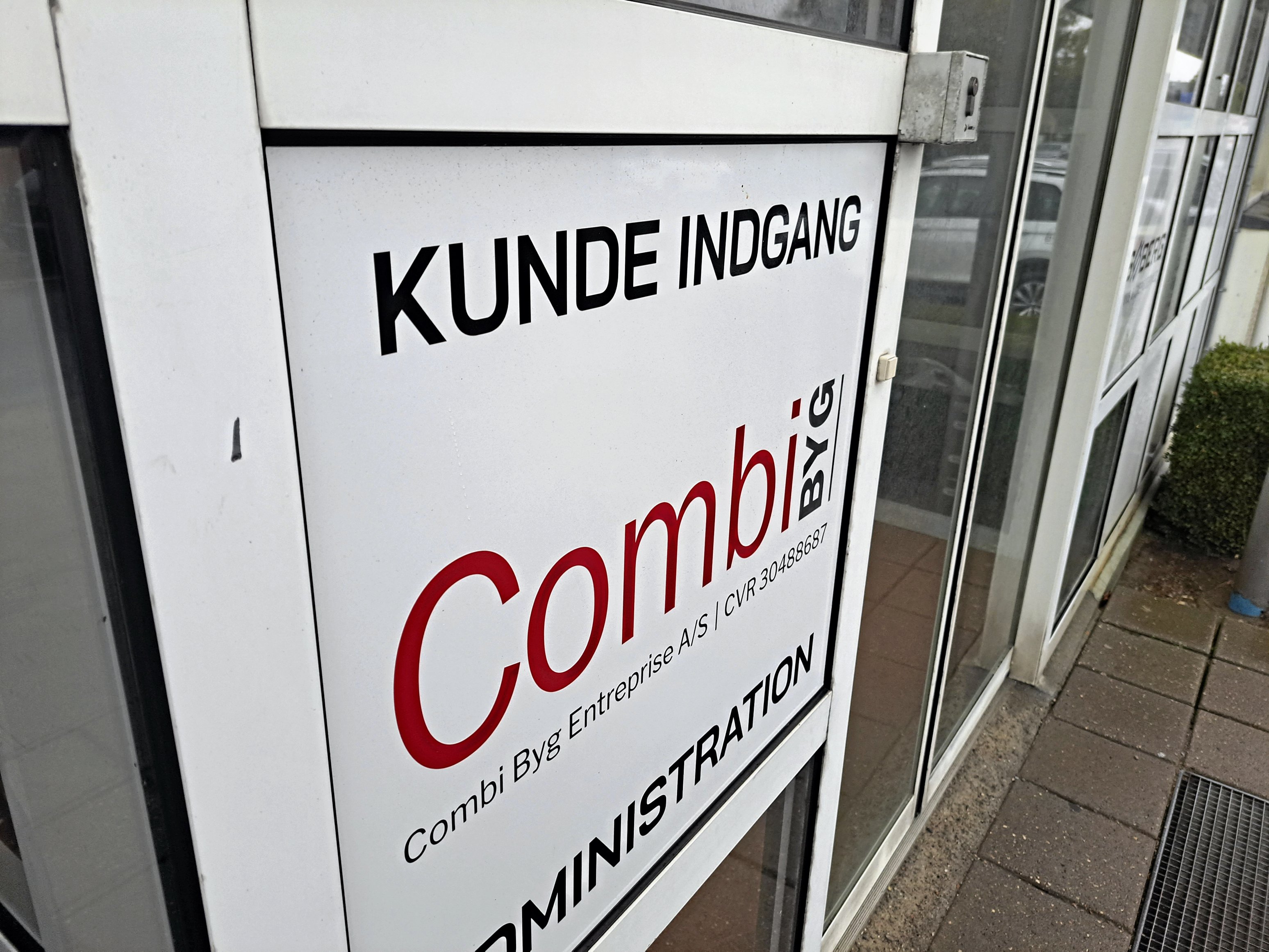 Virksomhedens fald får blandt andet konsekvenser for længe ventet svømmehals-byggeri, hvor Combi Byg var entreprenør