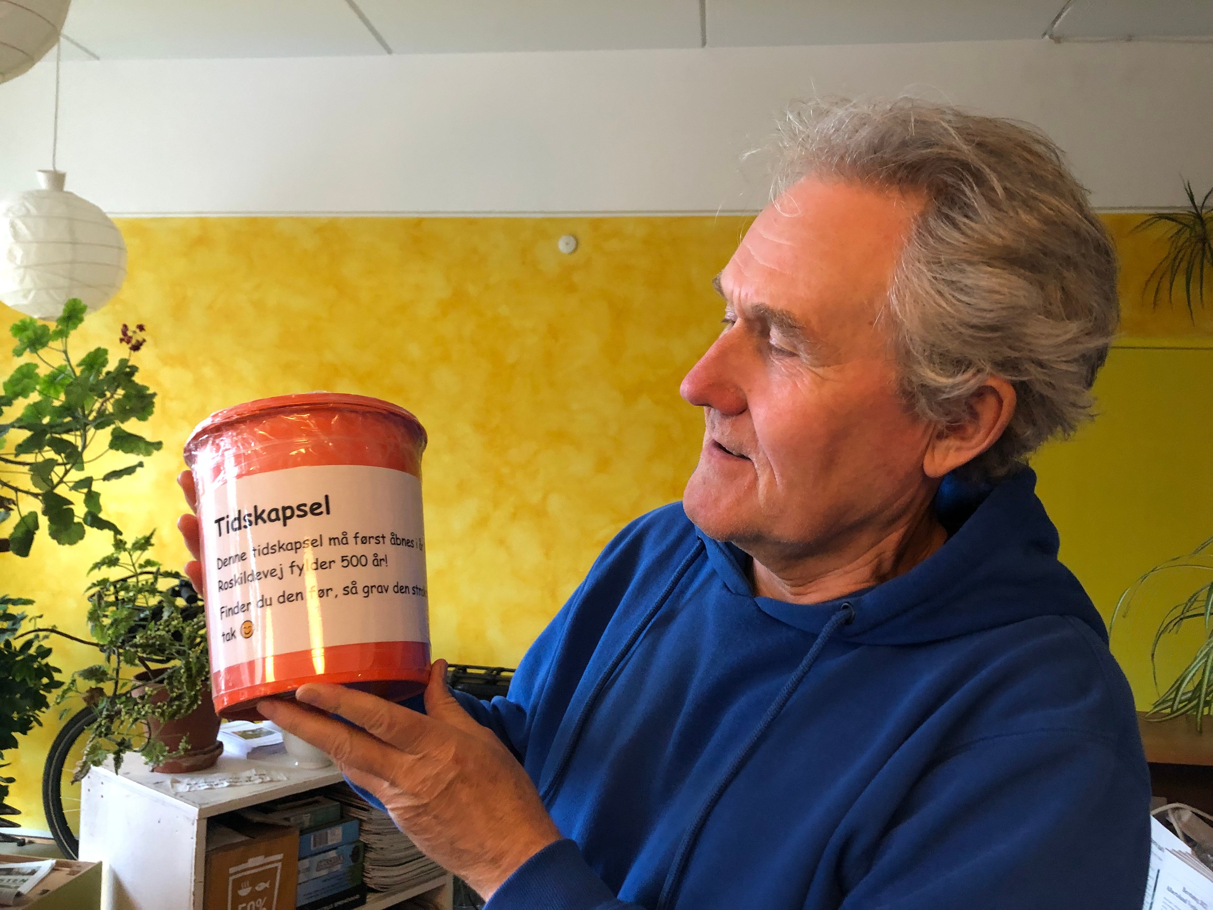 Povl Markussen med den fyldte tidskapsel. Privatfoto