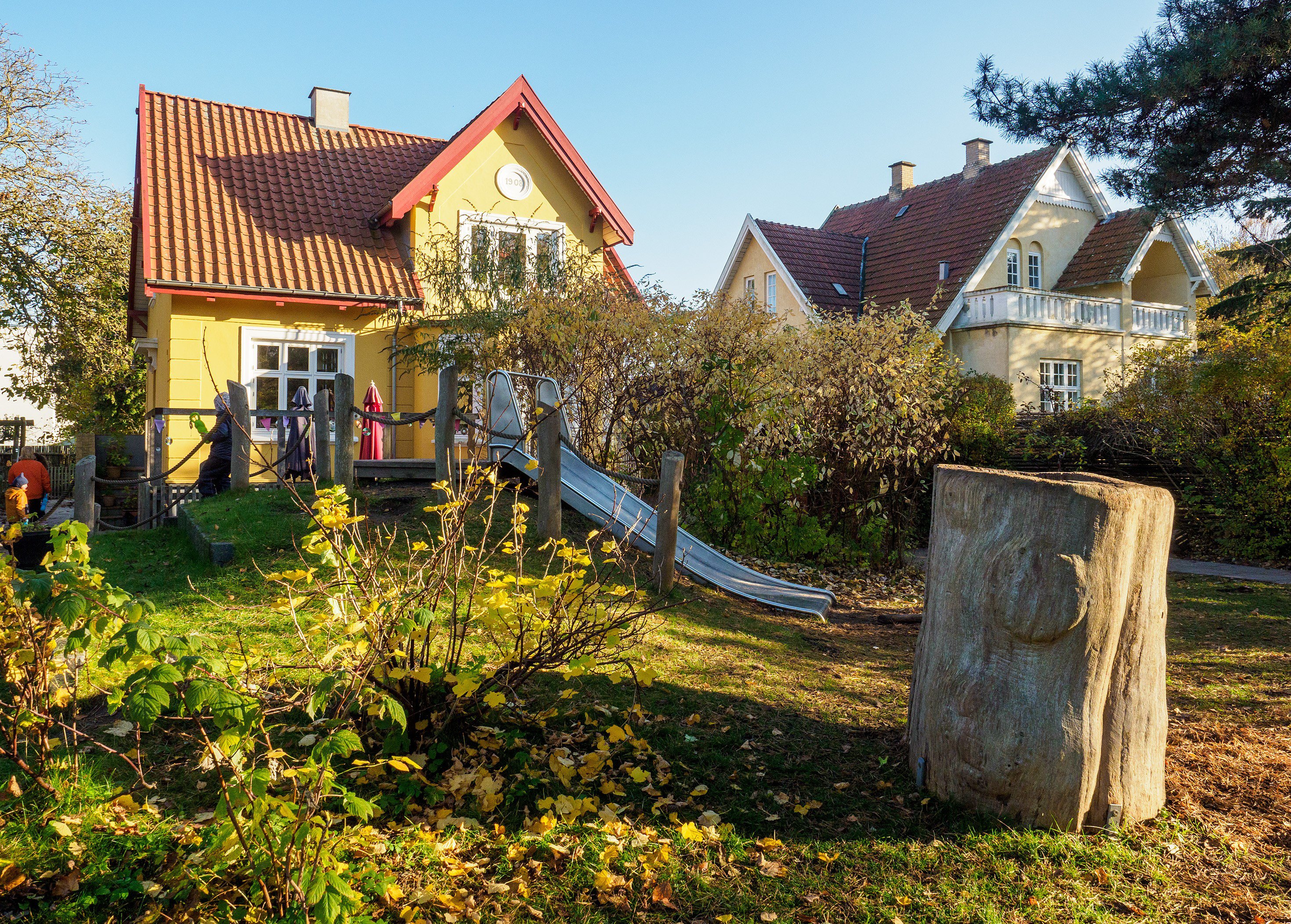 Disse villaer på Taxvej 13 og 15 husede børnehaver. I stedet for dem, skal Børnehuset Ny Bakkely bygges.