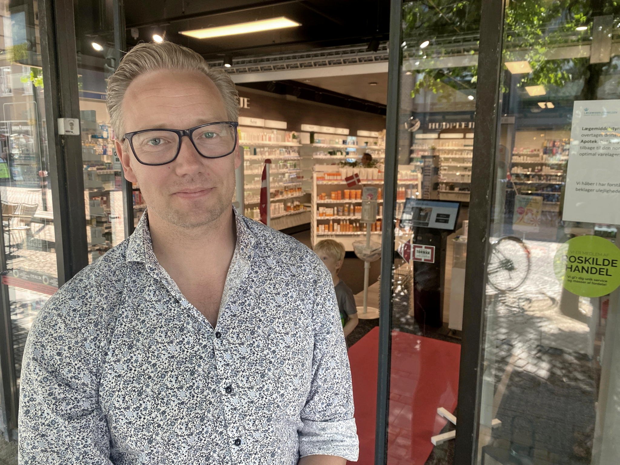 Apoteker Thomas Kenneth Nielsen-Isaksen fra Roskilde Dom Apotek har sammen med sit personale travlt i disse dage. Foto: Steen Østbjerg
