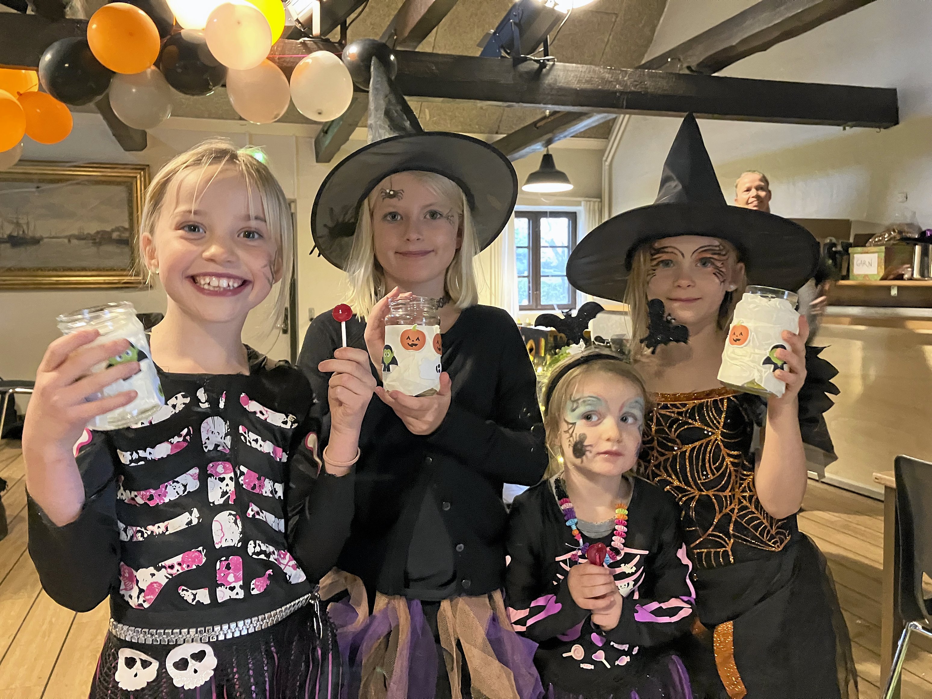 Sarah, Laura, Josefine og Laura viste stolte deres hjemmelavede lanterner frem, som en af pigerne mente, man kunne bruge til at rasle. Det var en anden dog ikke enig i - lanternen var for lille. Foto: Amalie Hother Sørensen