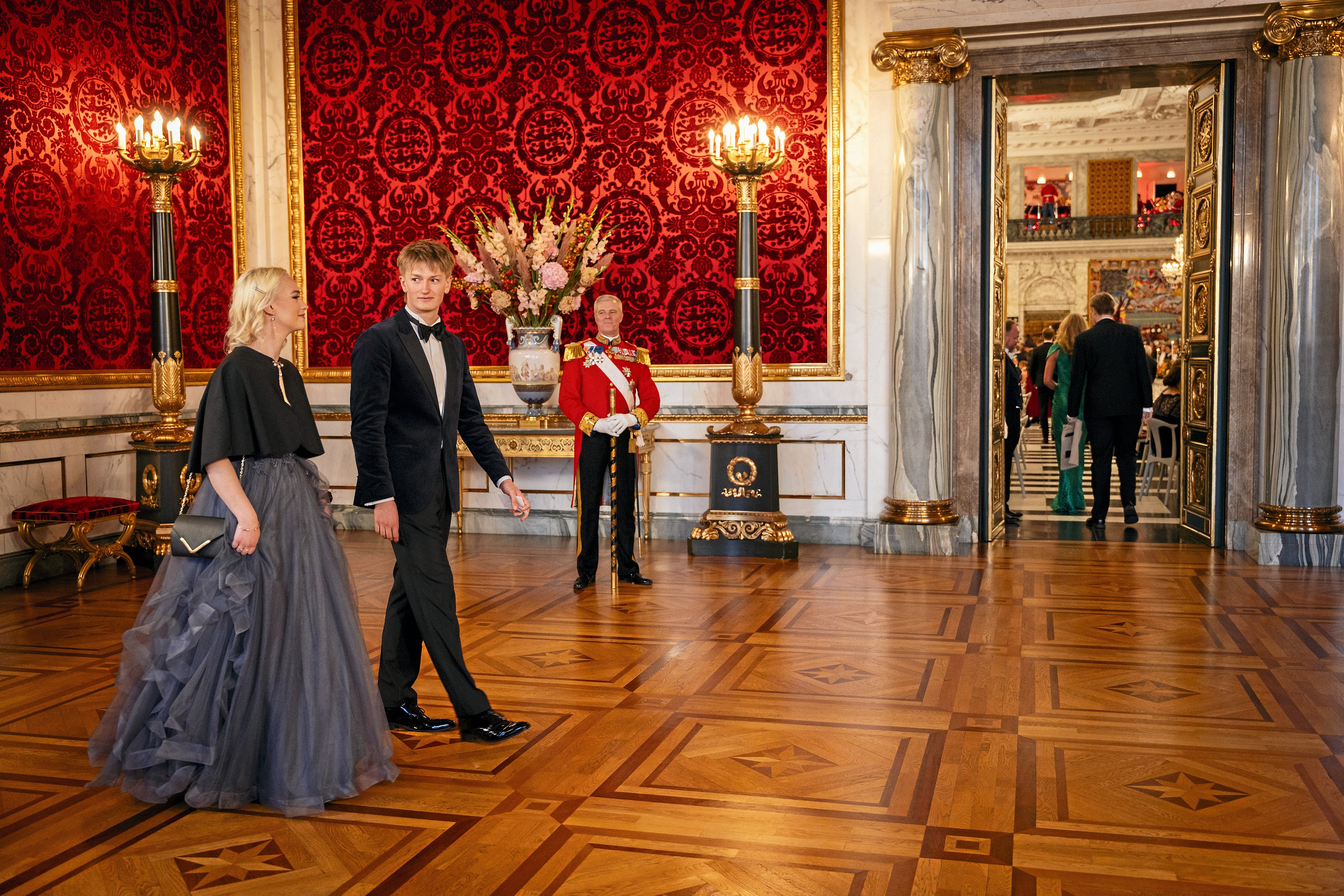 Viktor og Lucia på vej ind for at hilse på dronningen. Foto: Emil Nicolai Helms/Ritzau Scanpix