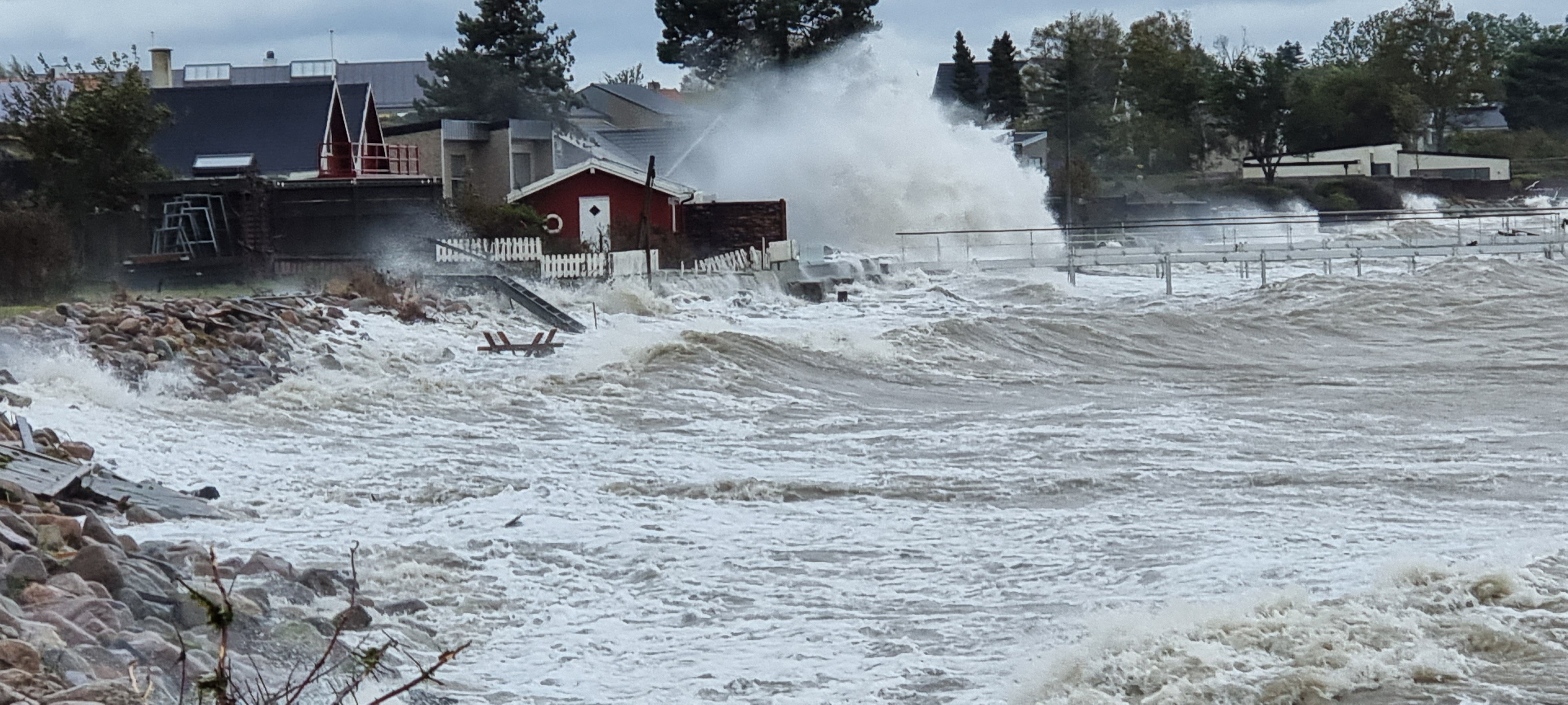 Sådan slog bølgerne ind over Kystvejen i Strøby fredag 20. oktober.