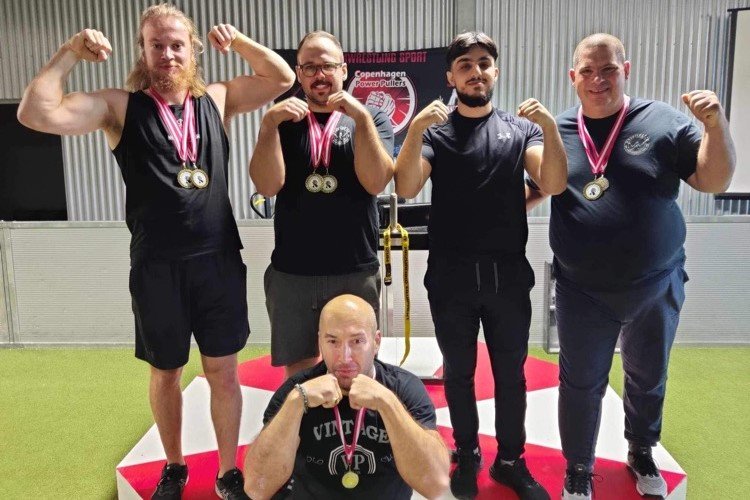 Roskilde Atlet Klubs medaljetagere ved DM i armwrestling. Bagest fra venstre ses Tobias Christensen, Rasmus Fleinert, Filip Sleou, Brian Johnsen og forrest Nedim Ali.