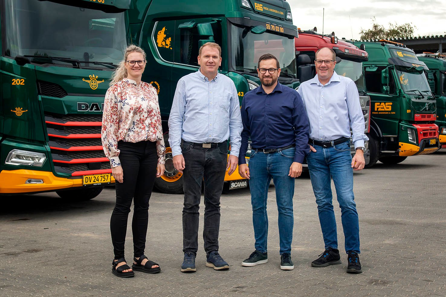 Bilerne er grønne, og tankegangen er grøn hos Frede Andersen & Søn, der i dag styres af fjerde generation. Fra venstre Berit Fischer (admininstrationschef), Lars Vilhelm Andersen (afdelingschef for kørsel), Peter Vilhelm Andersen (adm. direktør) og Kim Vilhelm Andersen (kranchauffør). Foto: Jens Wollesen