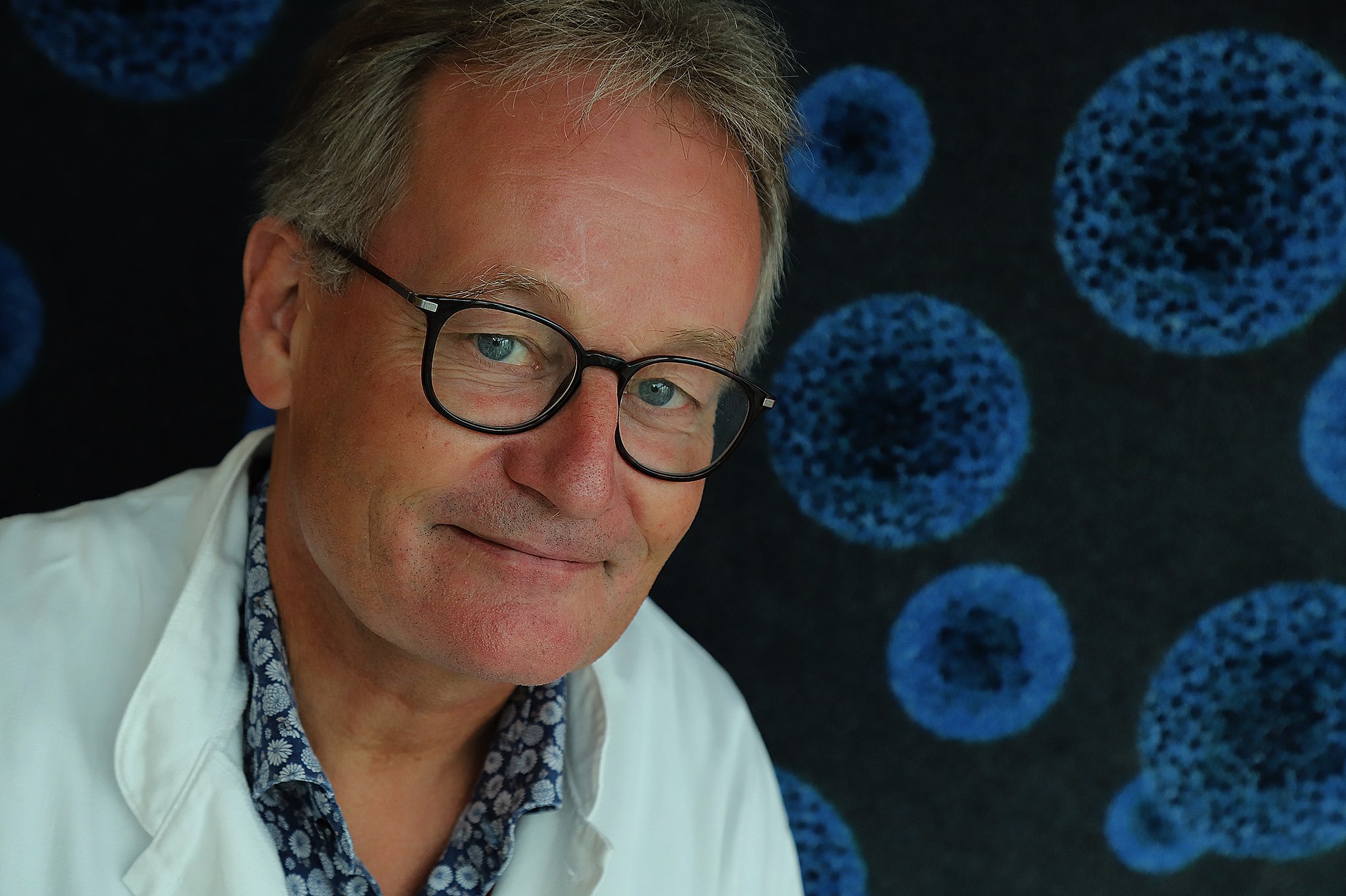 Niels Kroman har beskæftiget sig med kræft i hele sin karriere som læge, og han kalder udviklingen for en behandlingssucces. Han tror også på, at endnu flere danskere vil overleve kræft i fremtiden.