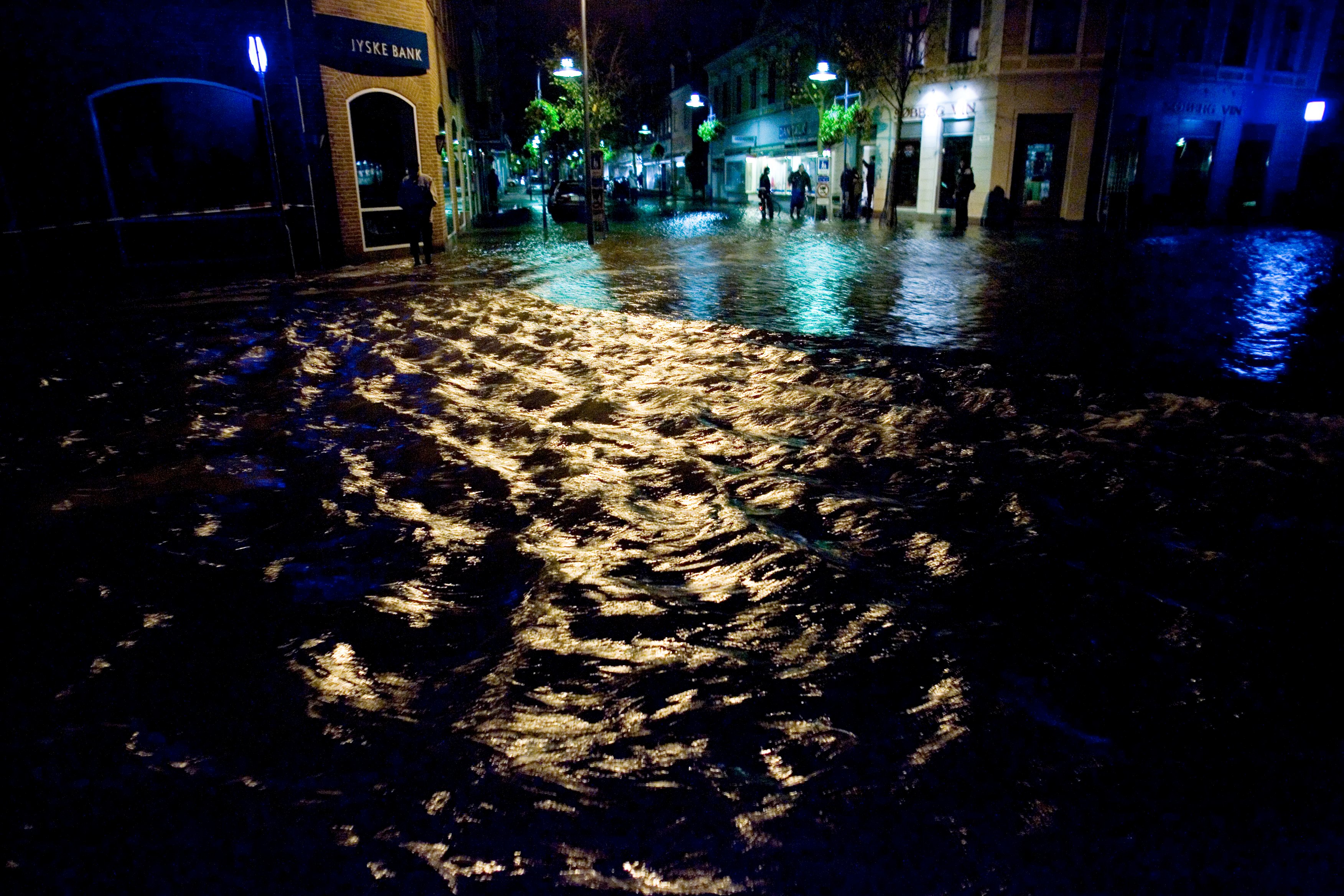 Vandet stod højt i gaderne i Korsør efter stormfloden i december 2006.