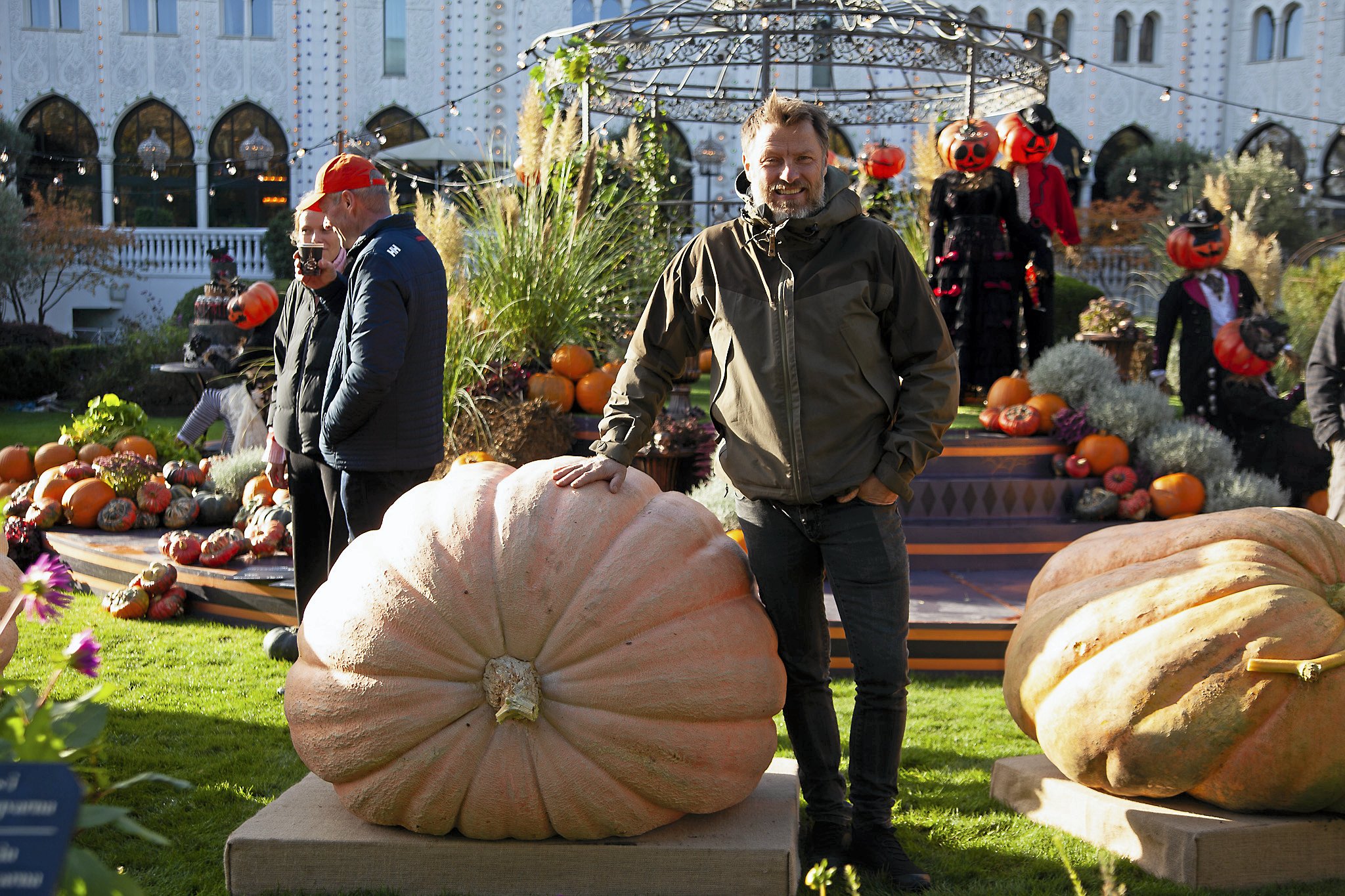 Det blev til en flot 6. plads til Henrik Jensen fra Græsted i år, da der blev afholdt DM i kæmpegræskar i Tivoli. Sidste år indtog han 2. pladsen med et græskar på 442,8 kg, mens han i 2021 løb med 1. pladsen med et græskar på hele 497,6 kg. Foto: Joachim Helt/Tivoli