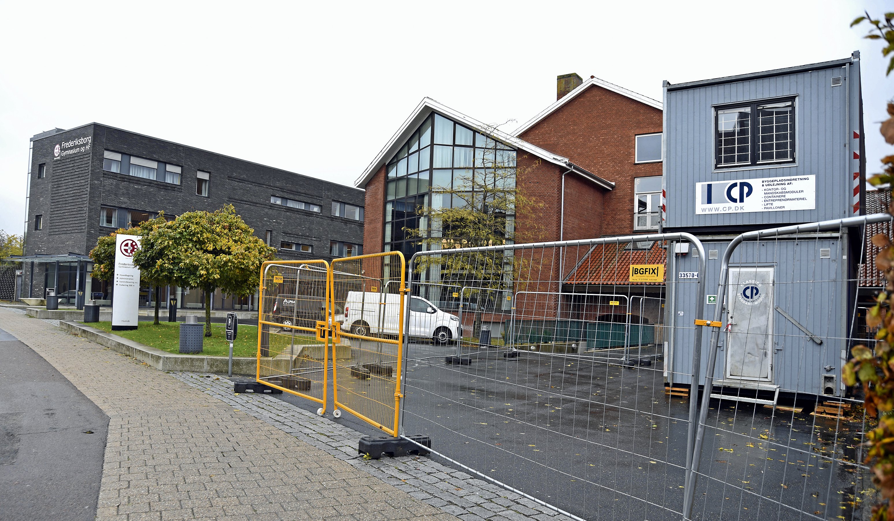 Der er blevet sat hegn og containere op ved gymnasiet, som nu udvider med blandt andet væksthuse og undervisningsområde på tagterrassen. Foto: Claus Hartvig Rude