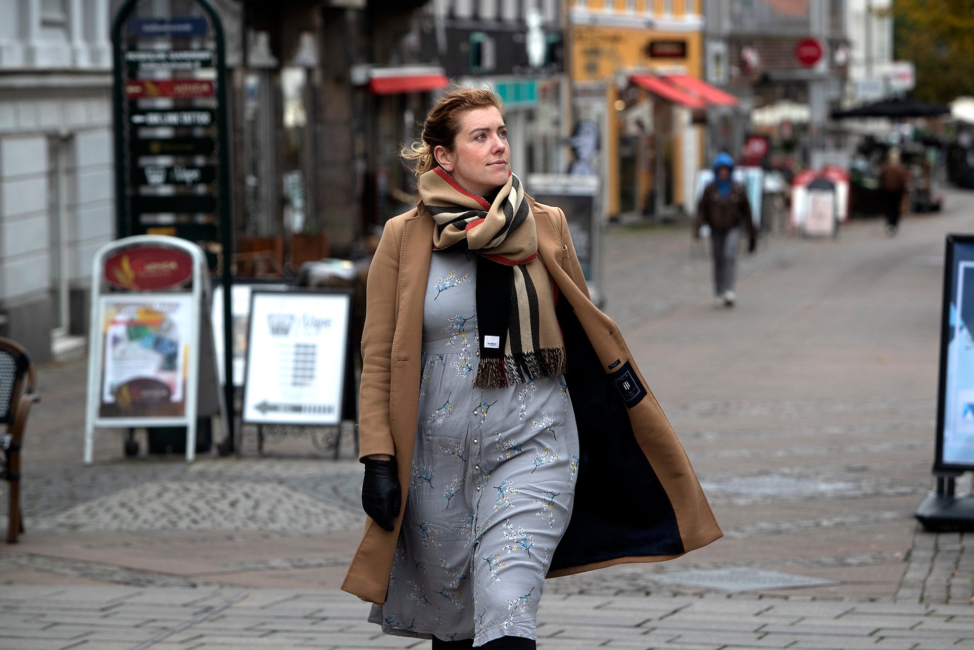 Jeanne Bergmansen på vej gennem bymidten.