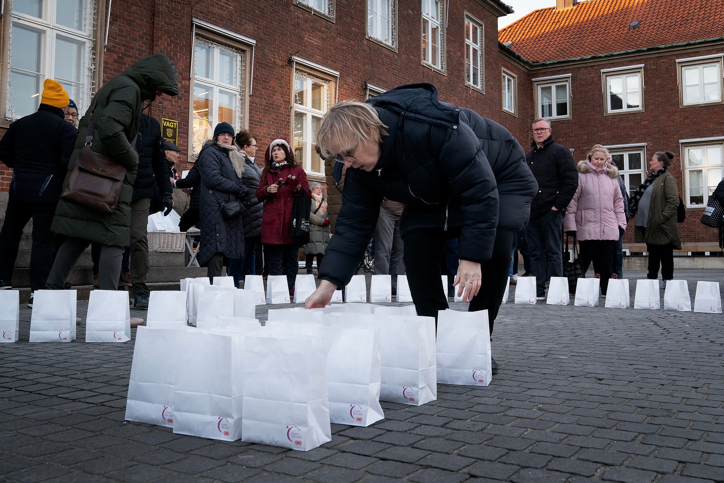 Der vil blandt andet være en lysceremoni på Torvet i Hillerød på fredag kl. 18.30, og man kan donere 50 kroner ved at købe en lyspose. Arkivfoto: Thomas Olsen