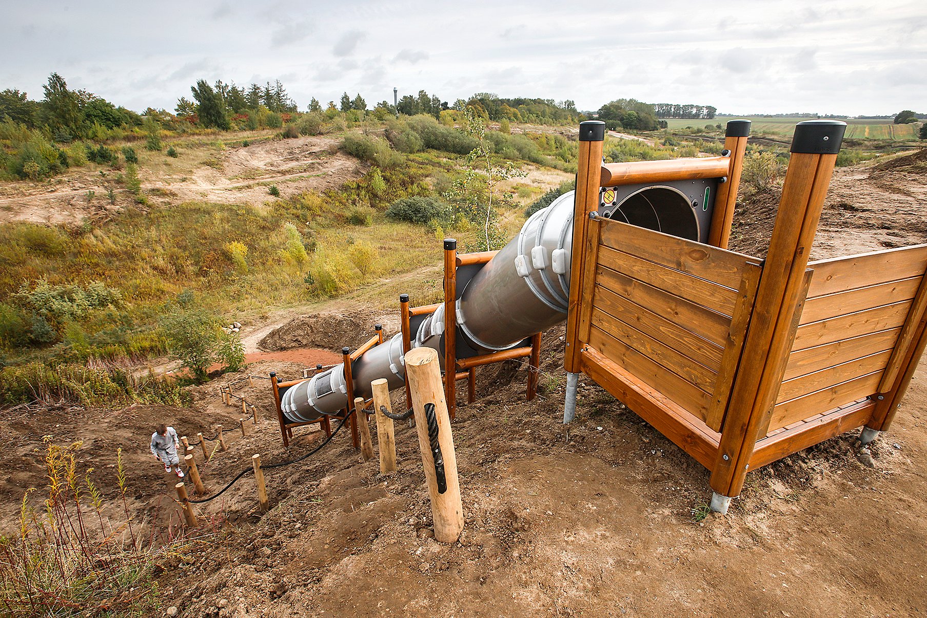 Sengeløse Naturpark har et råt udseende med strukturerede elementer, som giver farbarhed for naturelskere til fods, på cykel, og hvis man er på fire hjul - eksempelvis kørestol, rollator eller barnevogn. Og i horisonten venter en udsigt, som næsten er færøsk i udtryk. Foto: Kenn Thomsen