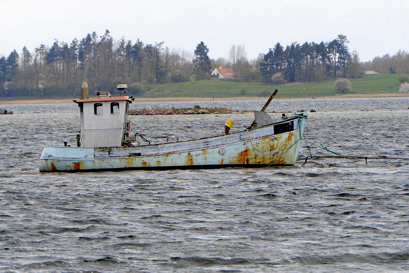 Sådan så bundgarnsjollen Kapduen ud, da den løb på de sidste dage i Roskilde Fjord ved Jyllinge. Den havde i et stykke tid ligget som vrag og var ved forskellige storme blevet flyttet rundt. Foto: Peter Andersen