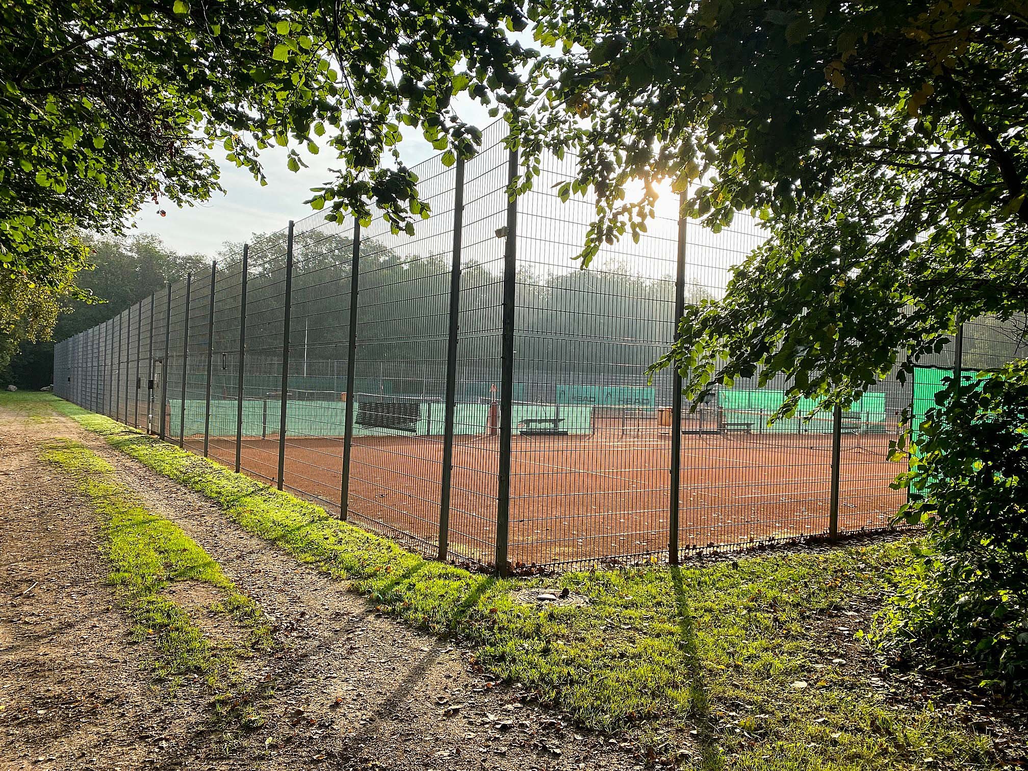 I årevis er der blevet spillet tennis på de otte baner i det idylliske skov-område ud til Stationsvej i Ølstykke. Nu flyttes banerne op til tennishallen på Stadionvej. Foto: KT