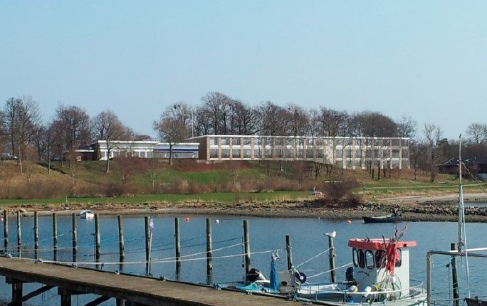 Planen er at bygge et 2700 kvadratmeter stort hotel- og konferencecenter i tre plan med omkring 70 værelser og store konferencelokaler med flot udsigt ud over Roskilde Fjord. Illustration: Leif Tullberg
