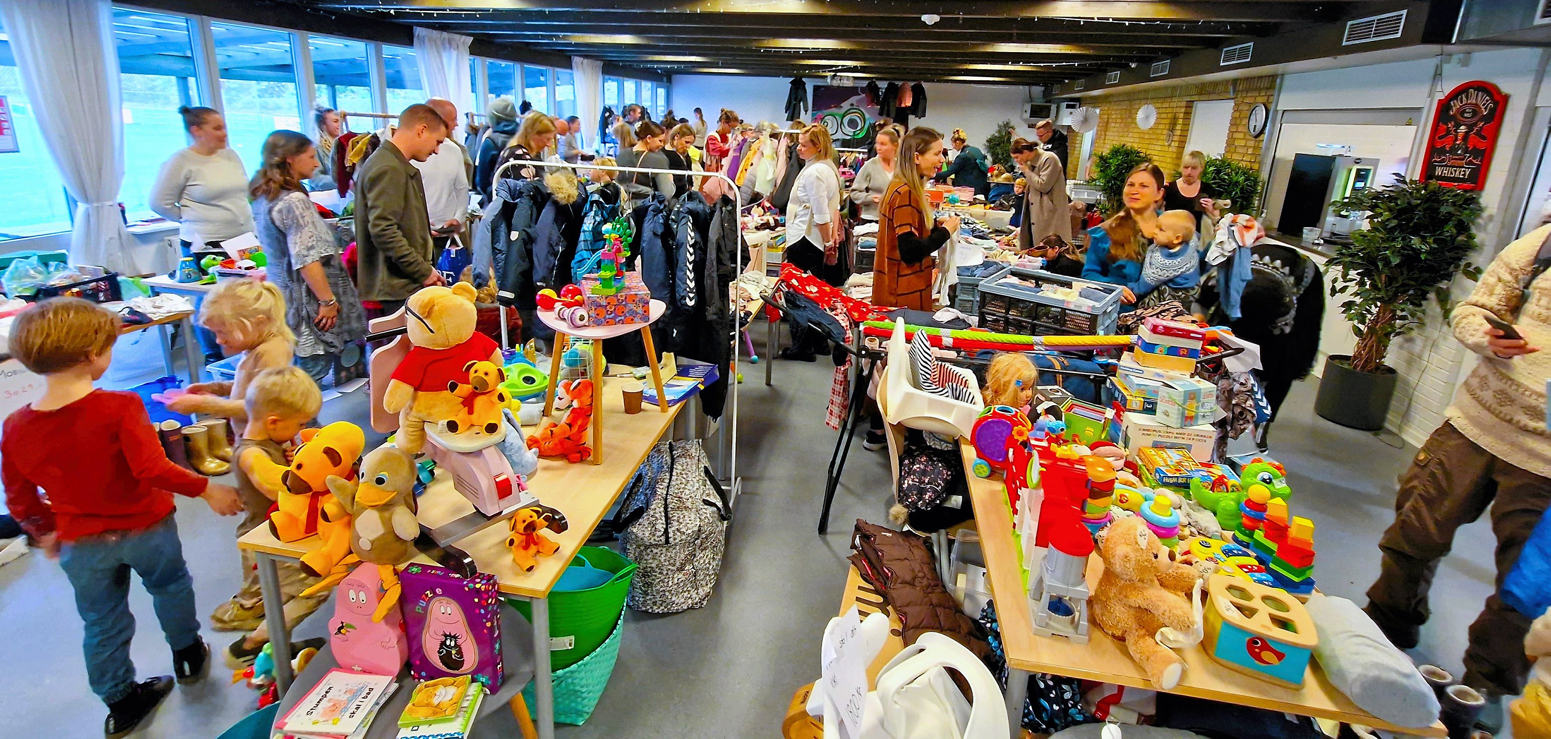 Line Drube fik idéen til loppemarked med børneting i Lynge. For en børnebog kan godt læses af mere end ét barn. Pressefoto