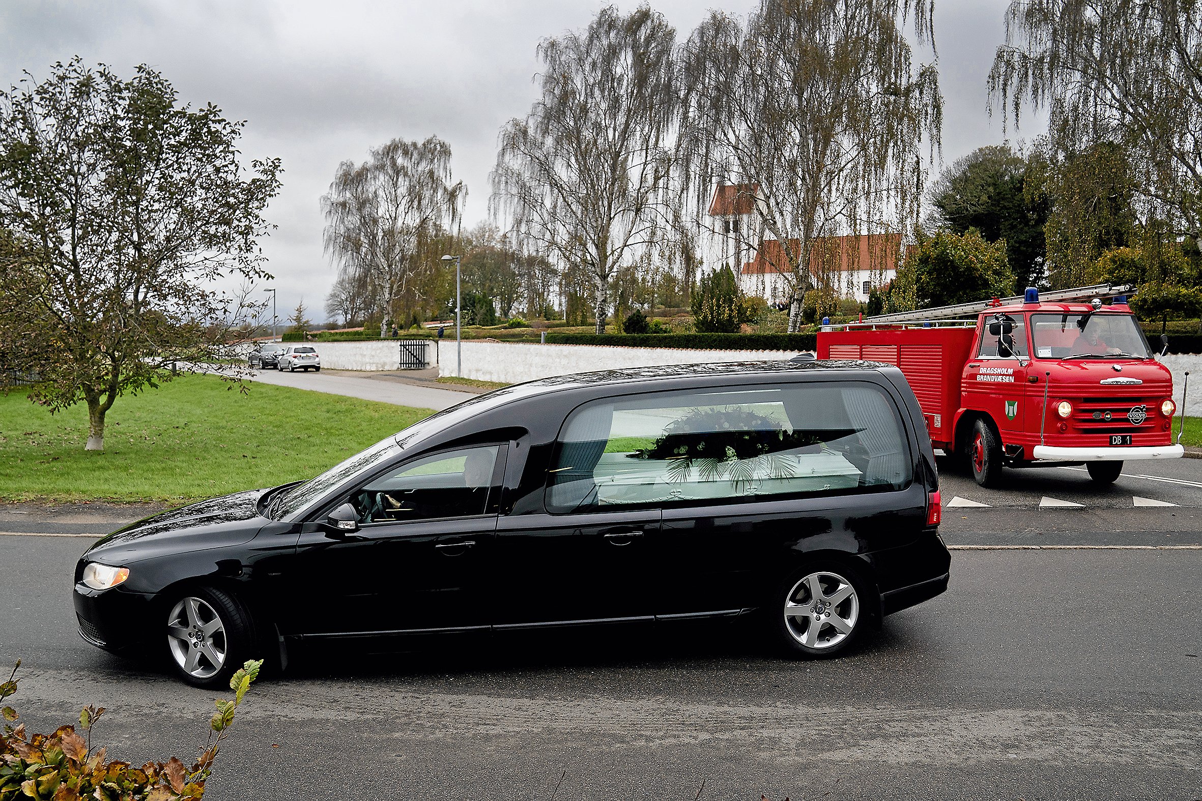 En brandbil fra 1971, som i sin tid kørte i Asnæs ledsagede rustvognen på Kim Jensens sidste rejse. Foto: Thomas Olsen