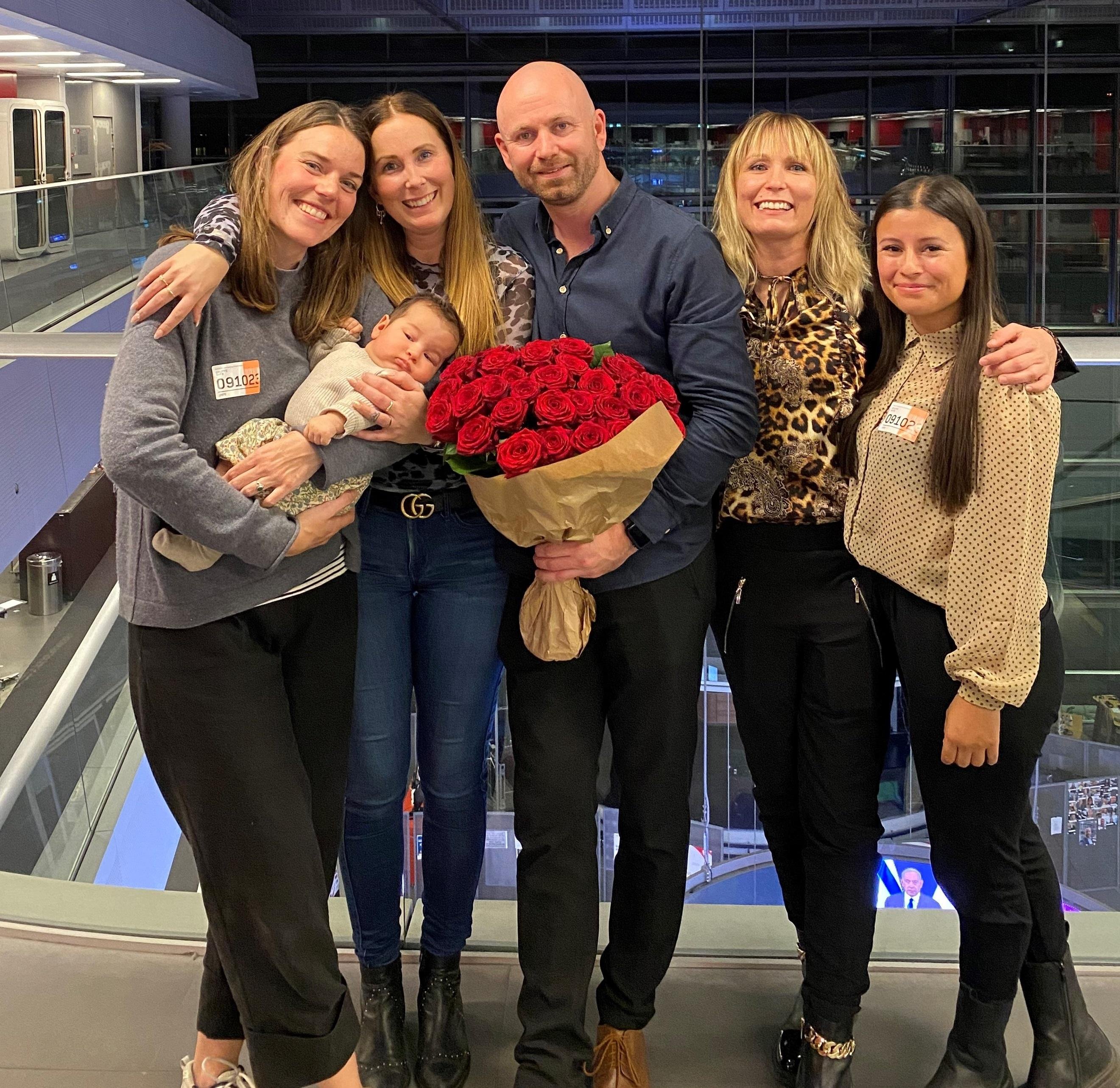 Jeanette og Michael i midten blandt familie og venner, da de forleden tog afsked med tv-holdet, og Michael overraskede alle ved at falde på knæ og fri til Jeanette. Privatfoto