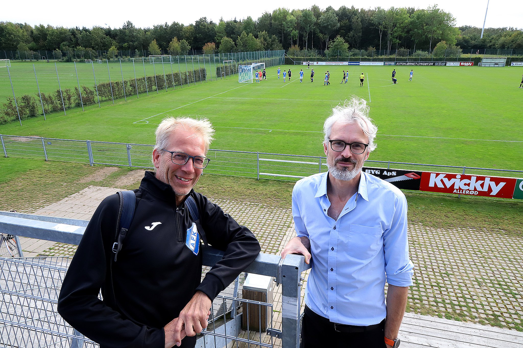 Peter Voergaard (tv.) og H.C. Linderoth luftede sidste år deres idé for bestyrelsen, som ønsker banerne placeret ved træerne bagerst i billedet. Derfor har de to nu samlet underskrifter for at få forslaget til afstemning på en ekstraordinær generalforsamling. Foto: Allan Nørregaard