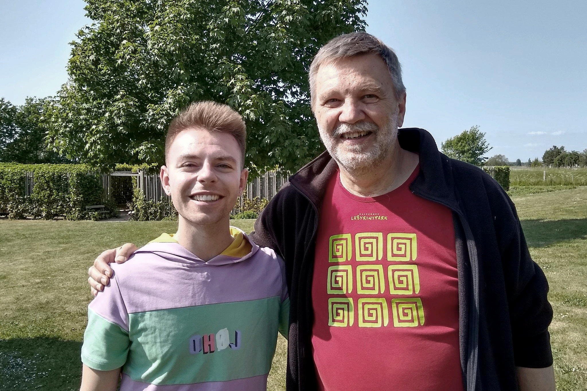 Youtube-stjernen Morten Münster til venstre har optaget en af sine videoer i labyrintparken.  Her står han sammen med indehaver Carsten Nøhr Larsen. Foto: Kalvehave Labyrintpark
