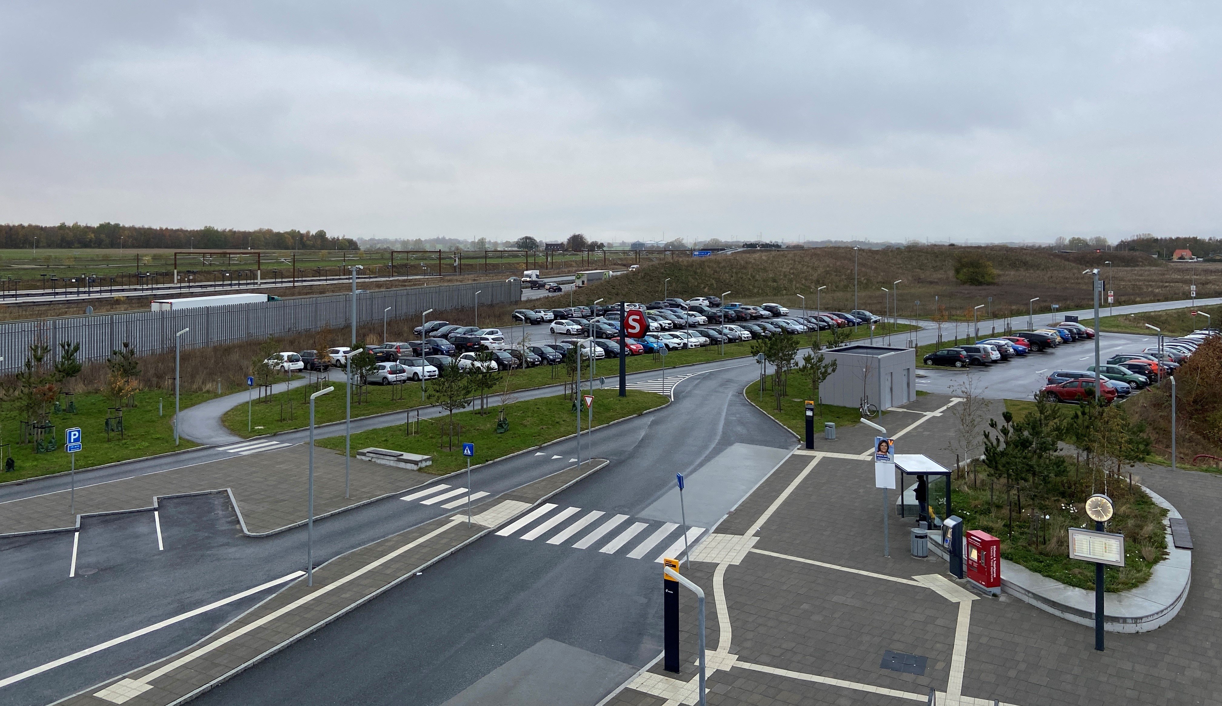 Næste etape i etaberingen af pendlerparkeringspladser ved Køge Nord Station lader fortsat vente på sig. Nu bringes et eventuelt parkeringshus på den vestlige side også i spil. Her ses østsiden af stationen. Foto: Anders Fallesen