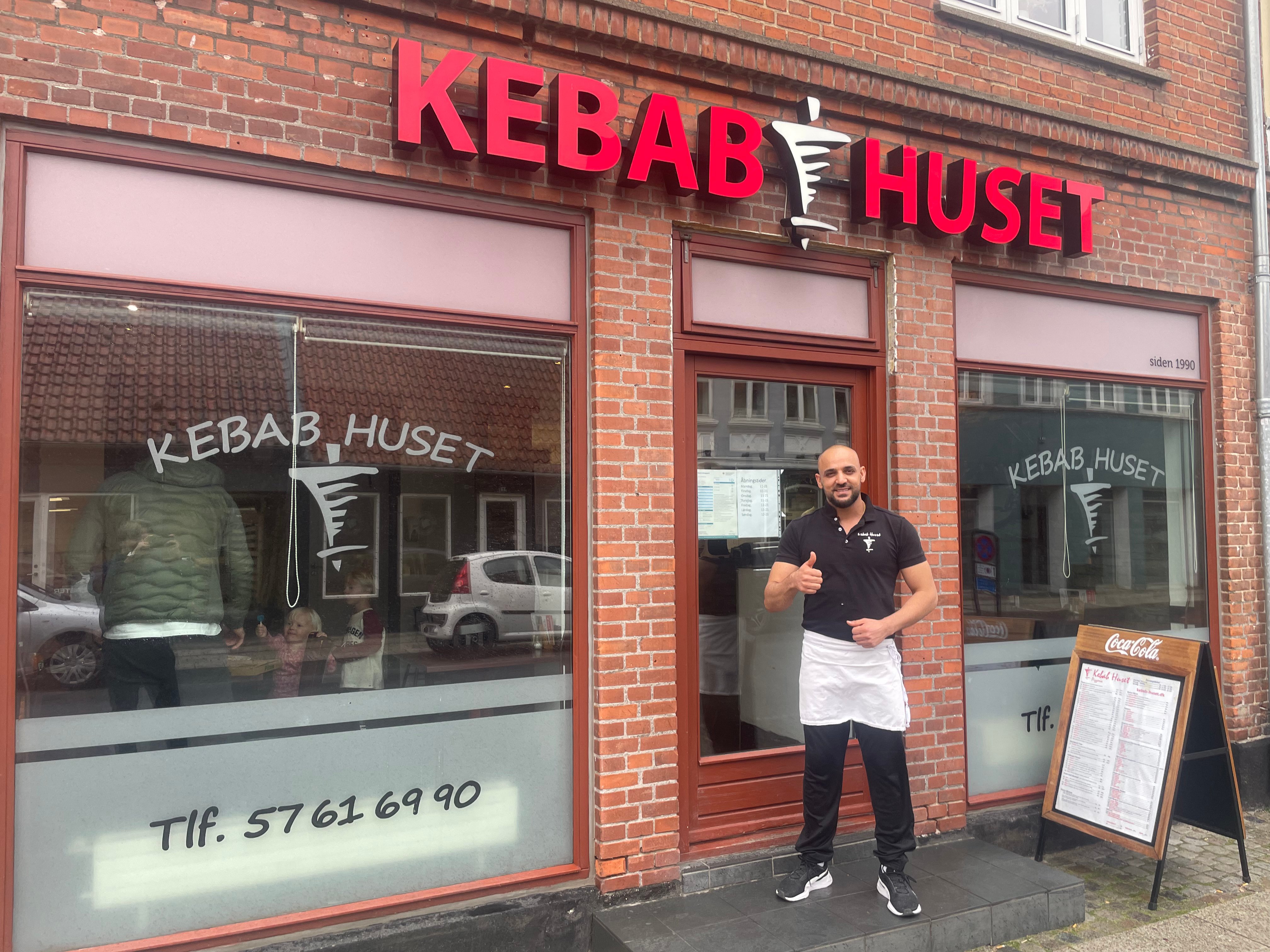 Milad Obaid fra Kebabhuset er manden bag den gudsbenåede kebab, som netop har fået topkarakter fra en begejstret madanmelder. Foto: Thomas Troensegaard