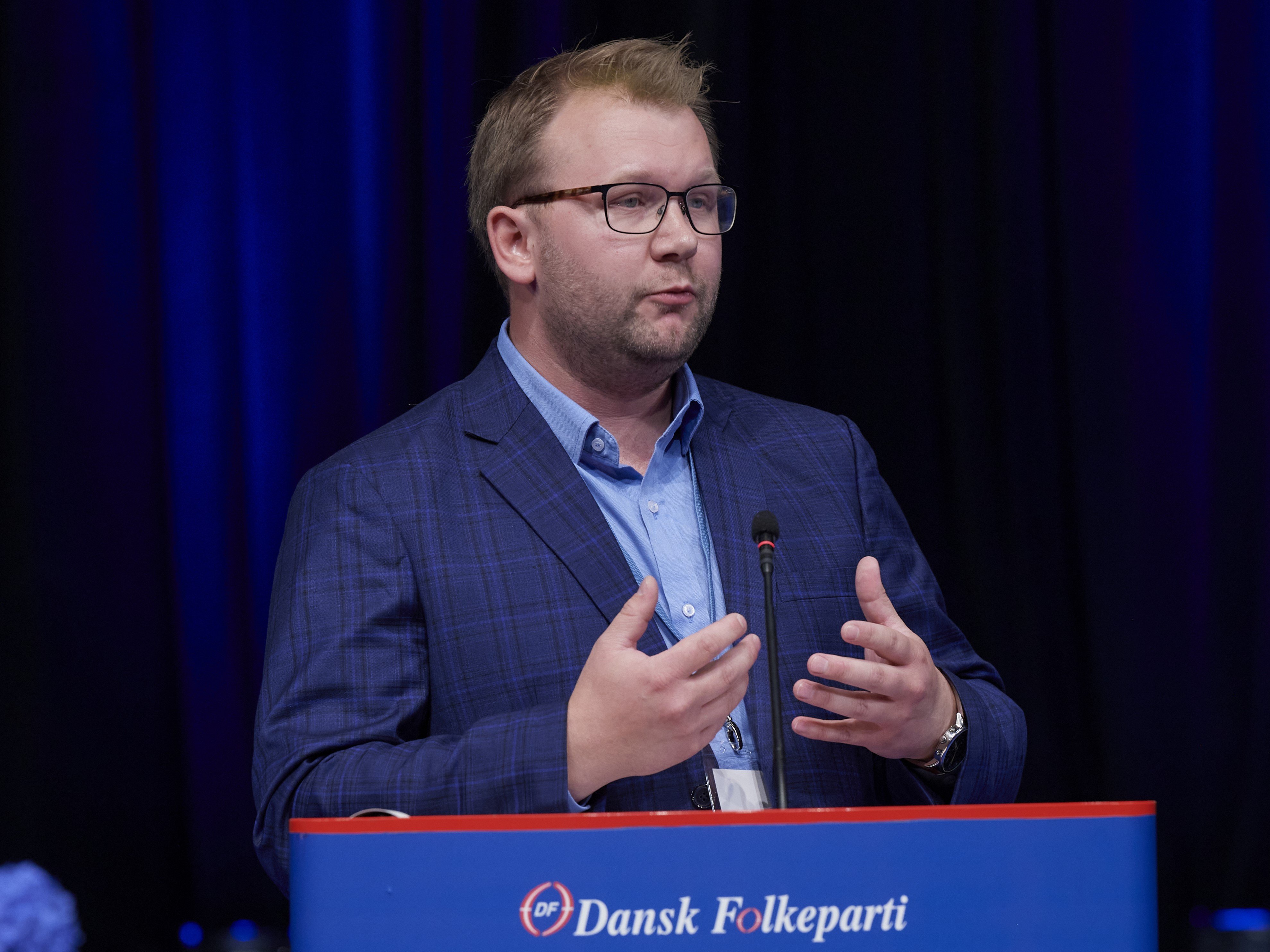 Nickolai Hamann på talerstolen til Dansk Folkepartis årsmøde i 2022, hvor han dengang blev valgt som suppleant til hovedbestyrelsen. Nu er han blevet medlem.