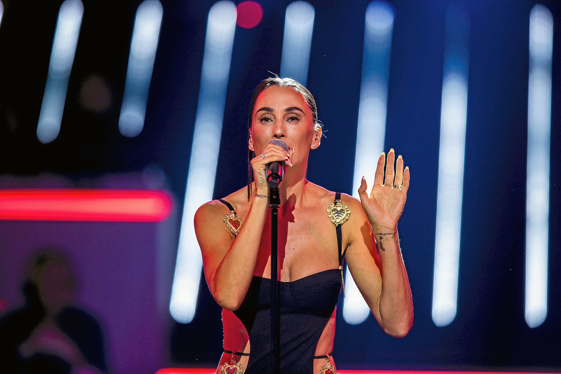 Medina fik publikum til at skråle med på ’Vi To’ lørdag aften til Knæk Cancer-showet i Royal Stage. Foto: Lasse Lagoni