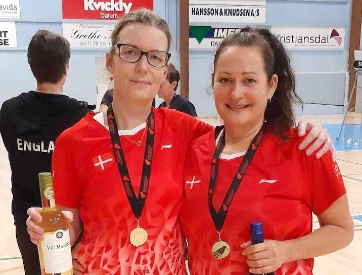Mille Nielsen og Anja Thomsen (GSB) (th) vandt damedoublen i +50E-rækken. Foto: Privat.