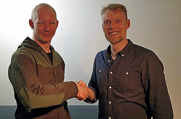 Venstre-politiker Mathias Skarby skifter til Liberal Alliance, hvor formand Ulrik Mathorne tager imod. Pressefoto