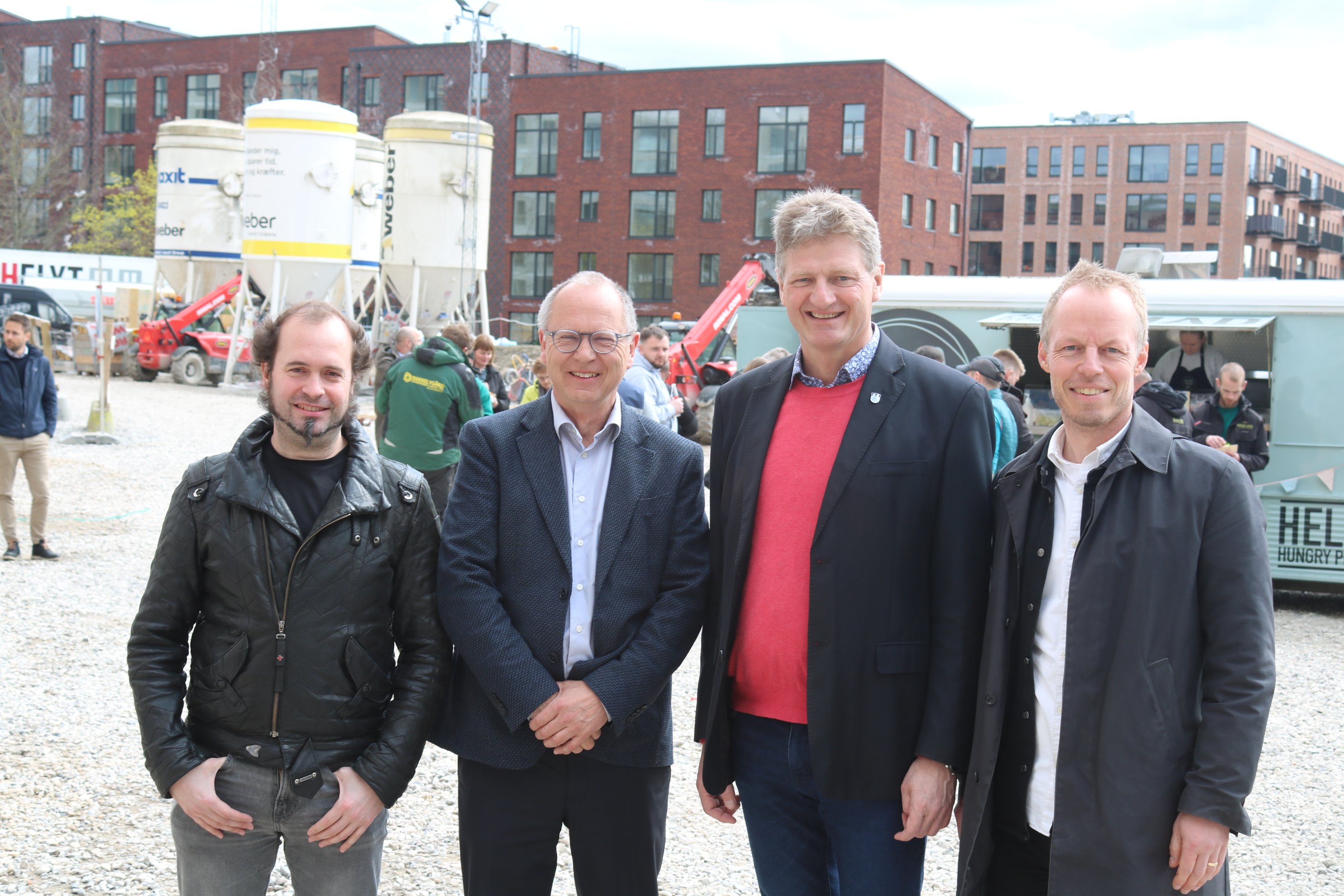 Arkitekt Aitor Martinez de Zuazo fra H+ arkitekter, adm. direktør Hans-Bo Hyldig fra projektudviklerkoncernen FB Gruppen, Ballerups borgmester Jesper Würtzen (S) og projektleder Mathias Juel fra styringsentreprenøren Ingcon ved rejsegildet for Pilehuset, der er det femte og sidste byggeri i det grønne Parkkvarteret, der er på vej centralt i Ballerup by.