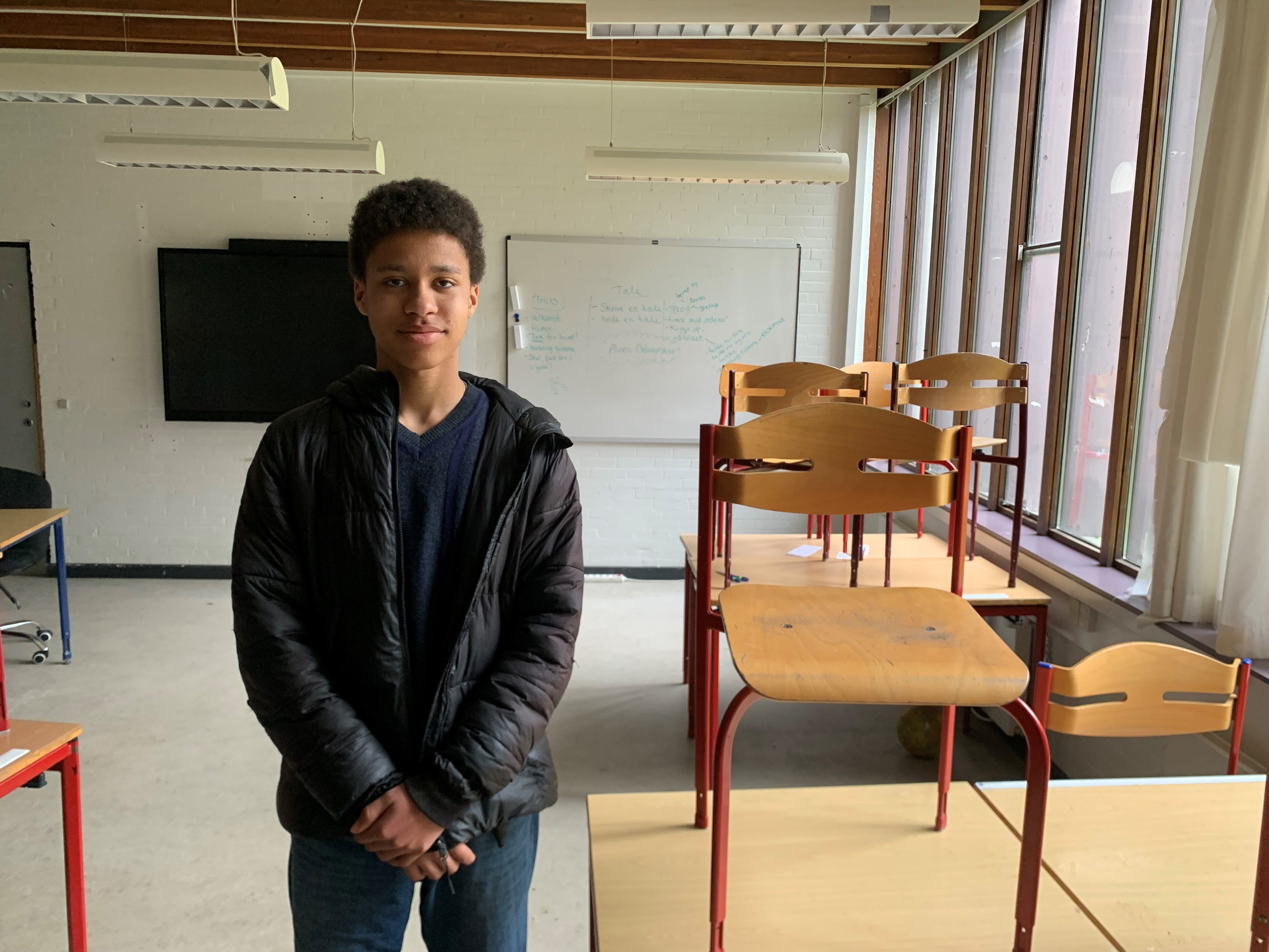 Carl er elevrådsformand på Krogårdskolen og er træt af, at eleverne skal sidde på stole, der i nogle tilfælde giver splinter og river hul i elevernes tøj. Foto: Janus Spøhr