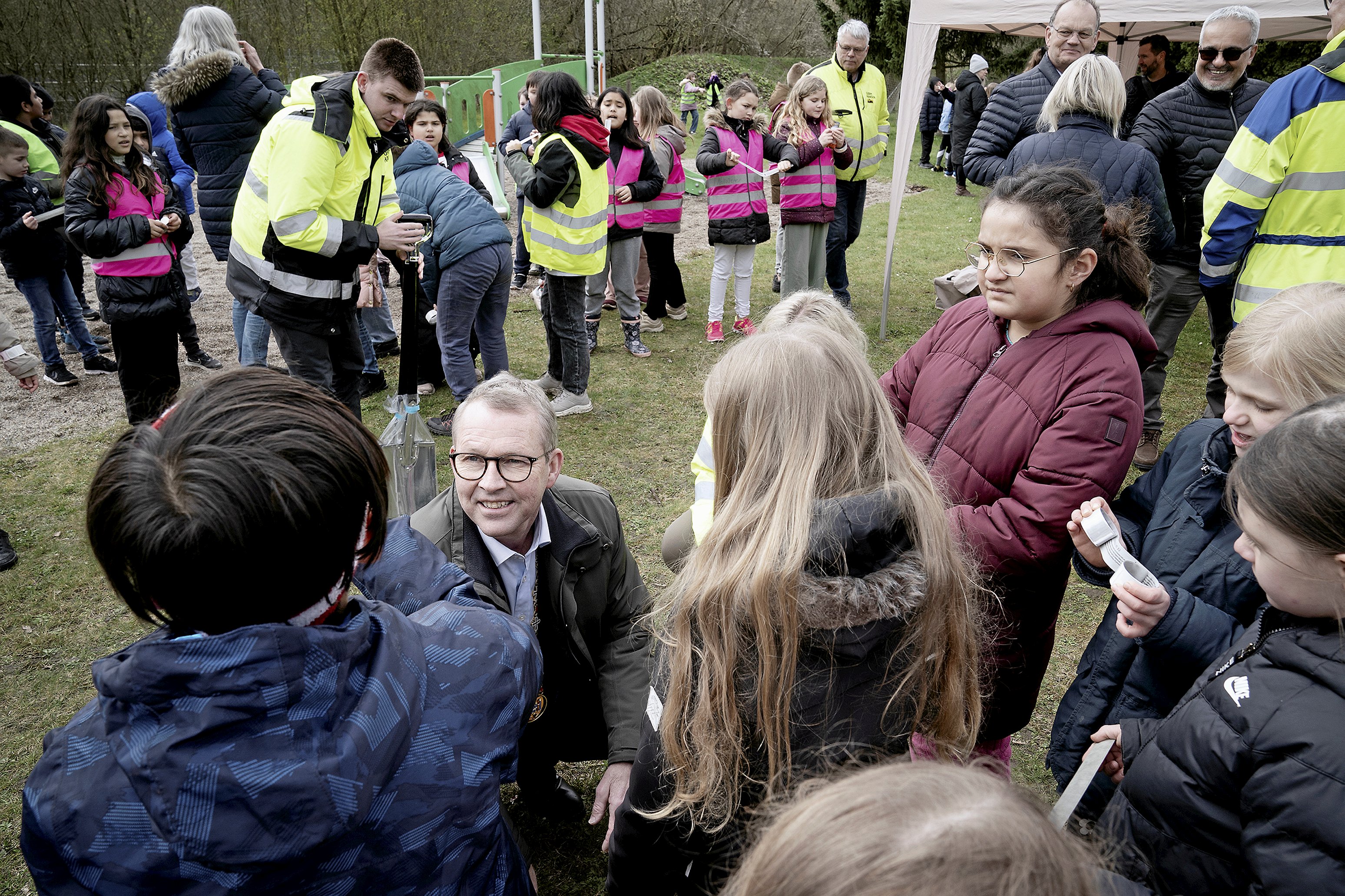 Børn fra Dagmarskolen var ivrige efter at møde borgmesteren, give highfives og få taget billeder med ham.