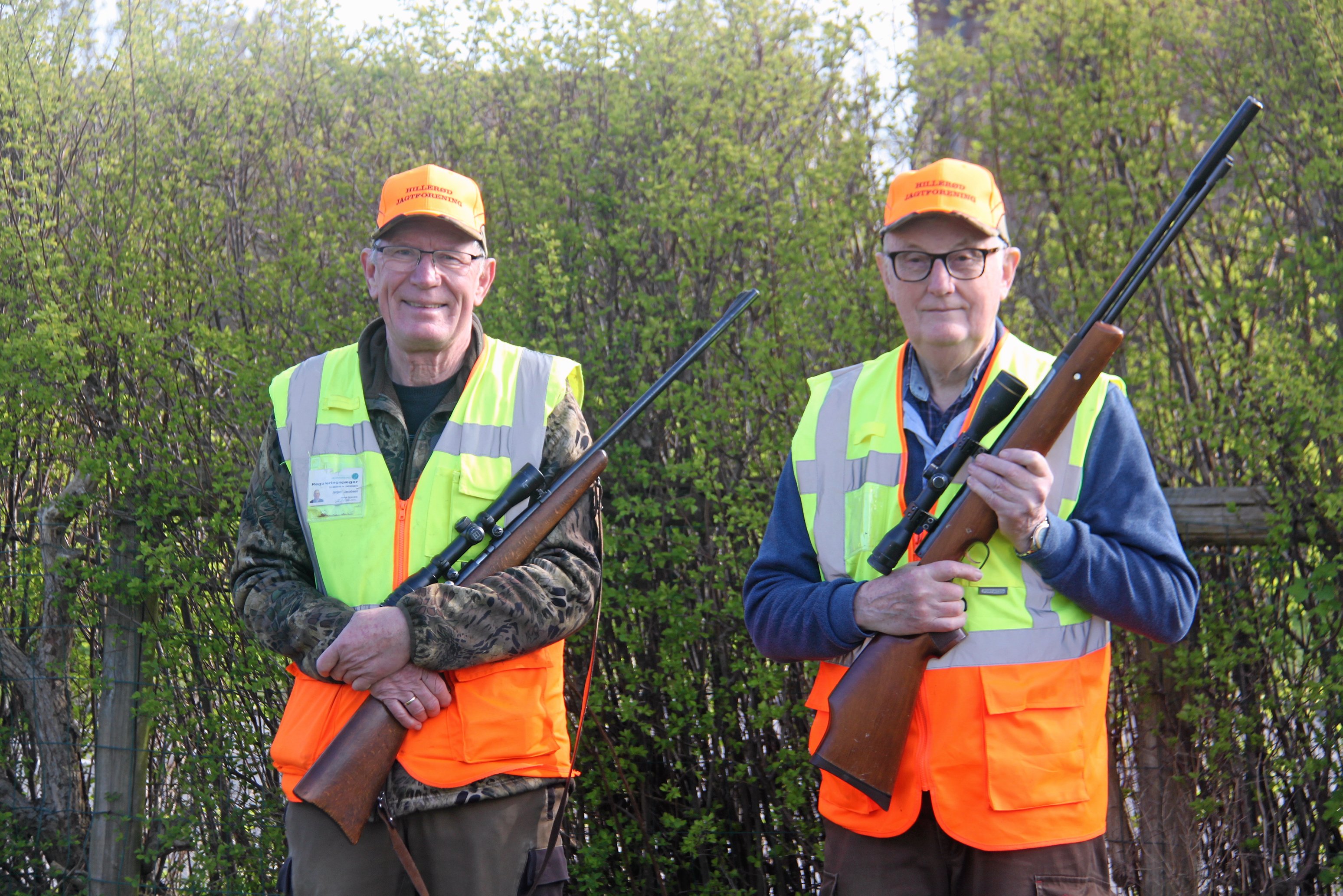 Jægere med våben, der færdes i bybilledet, er ikke en trussel, men i gang med at hjælpe med at reducere gener fra råger. Her ses Jørgen Jacobsen og Christian Færch Jensen. Foto: Privat