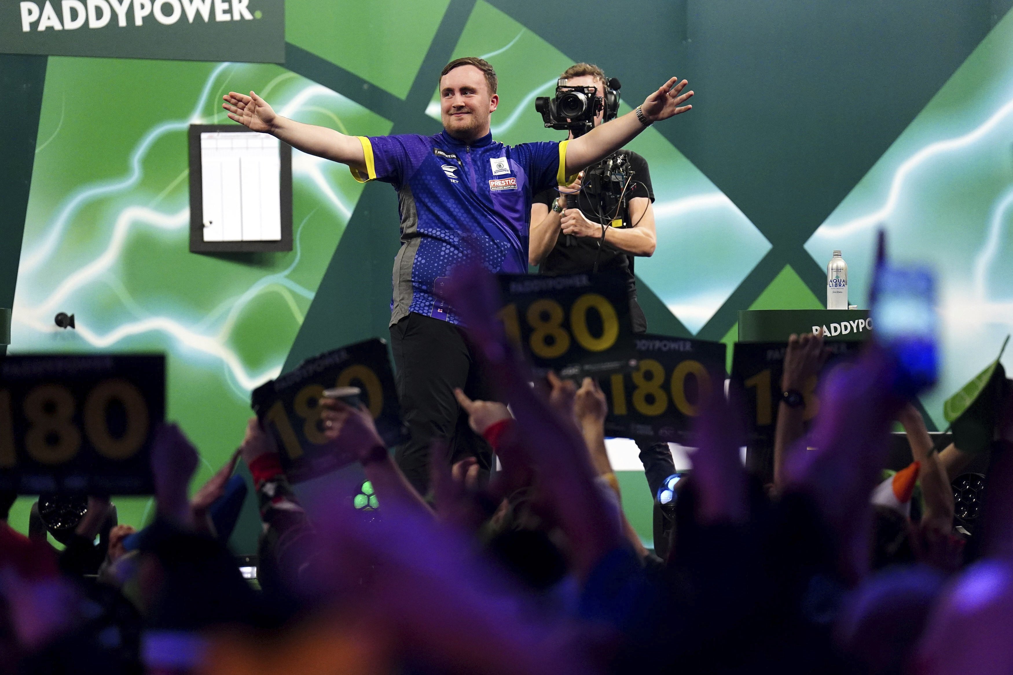 Der var aldrig tvivl om udfaldet, da Luke Littler slog Brendan Dolan 5-1 i kvartfinalen ved VM i dart.