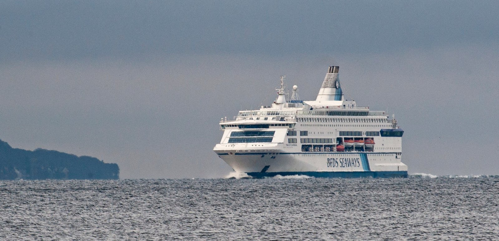 Det er endnu uvist, hvornår DFDS' færge fra Oslo kan lægge til kaj i København. Færgen afventer bedre vejr.
