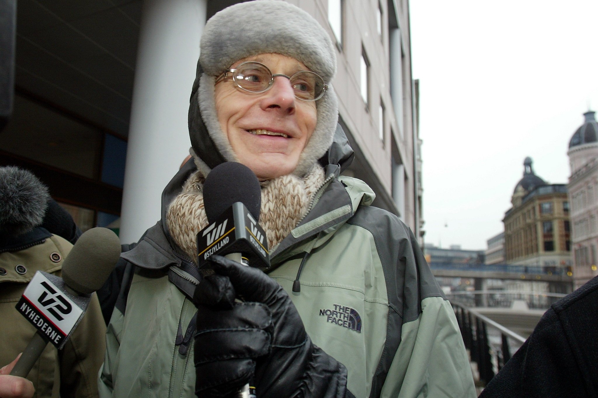 Mogens Amdi Petersen er stadig efterlyst af de danske myndigheder. Ikke noget tyder dog på, at Tvind-stifteren agter sig hjem. Den 9. januar fylder han 85.