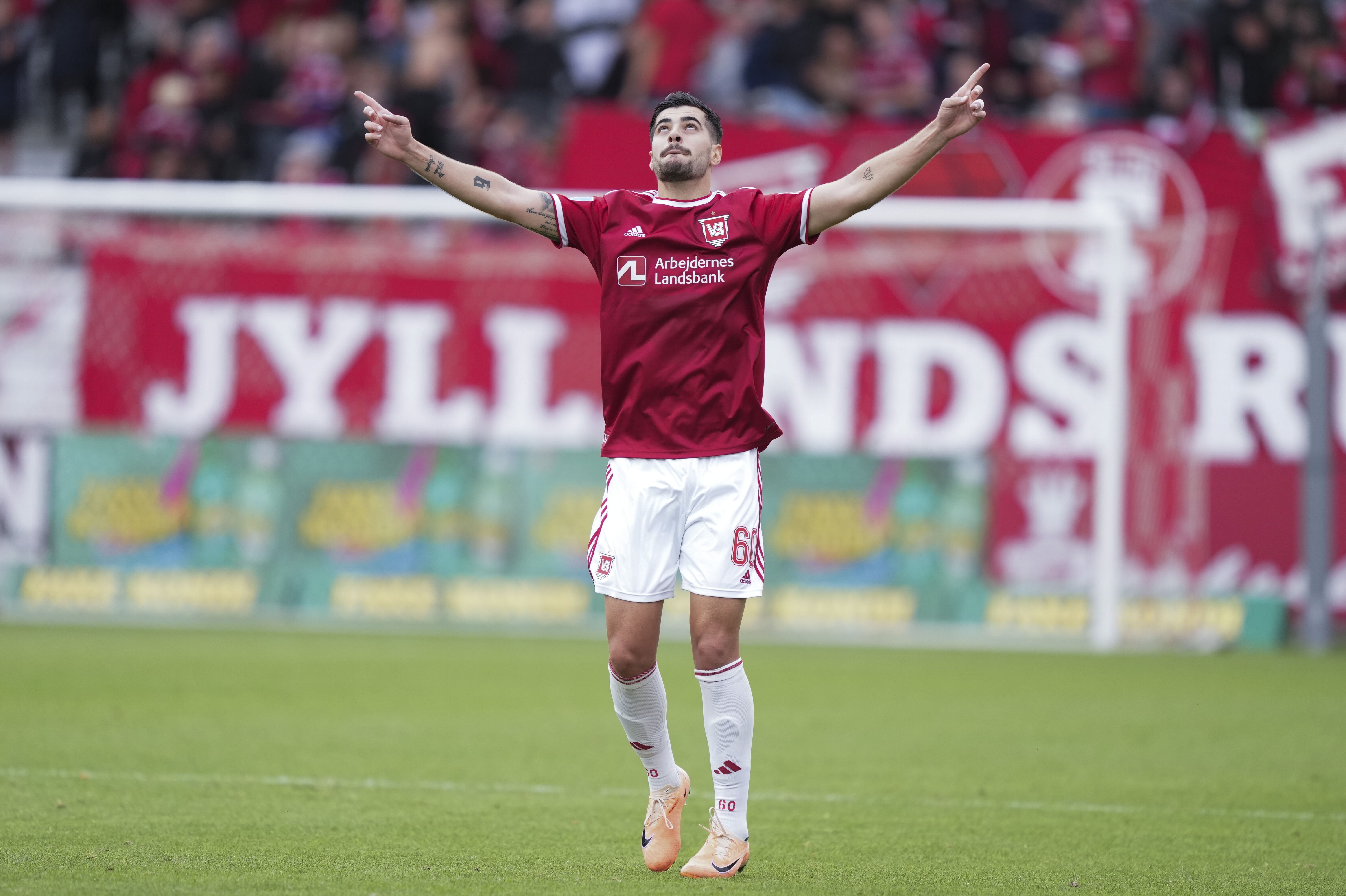Saeid Ezatolahi er fortid i Vejle et halvt år før kontraktudløb. Han er blevet solgt til en klub i Dubai.