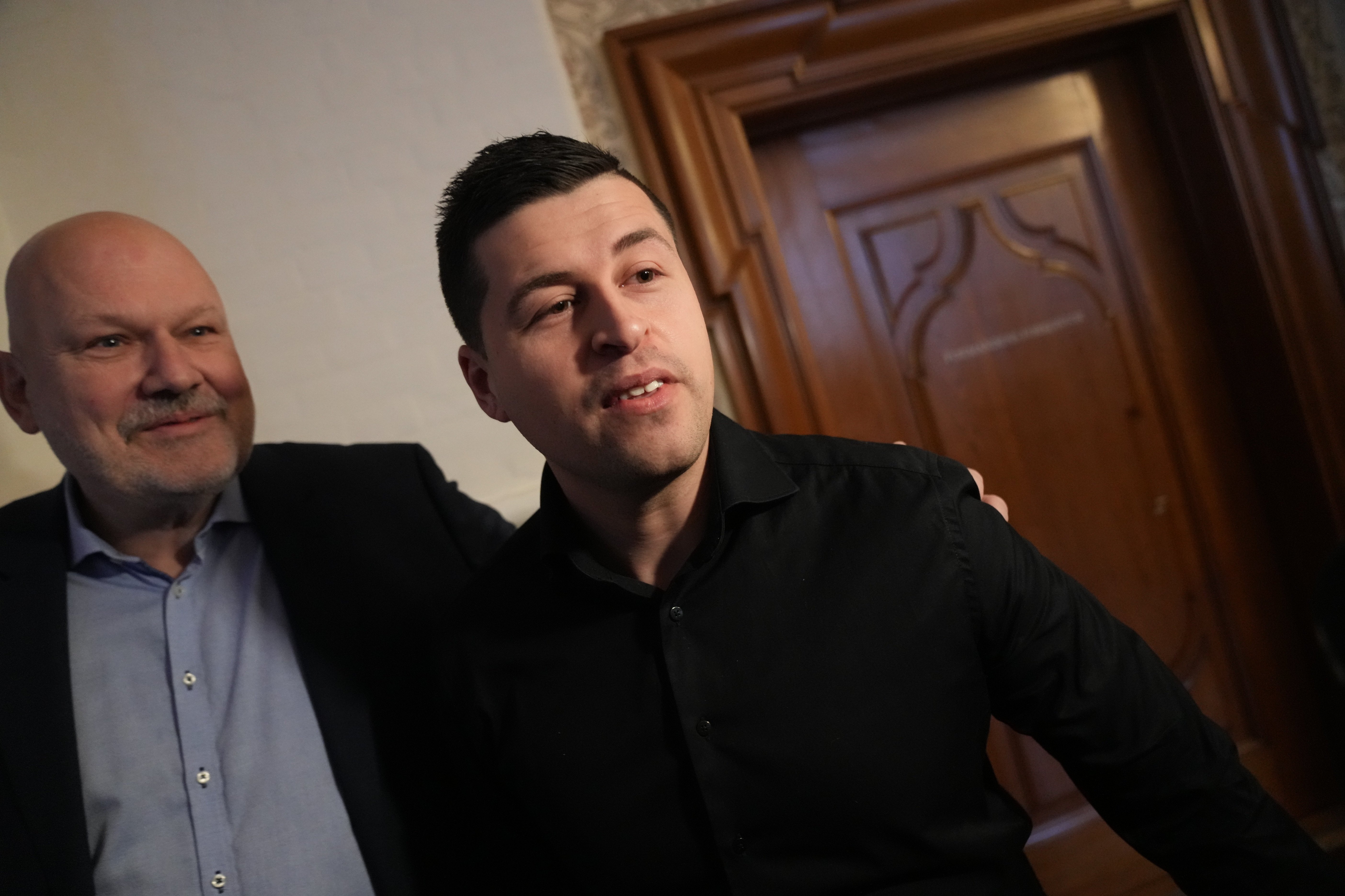 Trods opfordring om at stoppe som folketingsmedlem er Mike Fonseca torsdag vendt retur til Christiansborg.