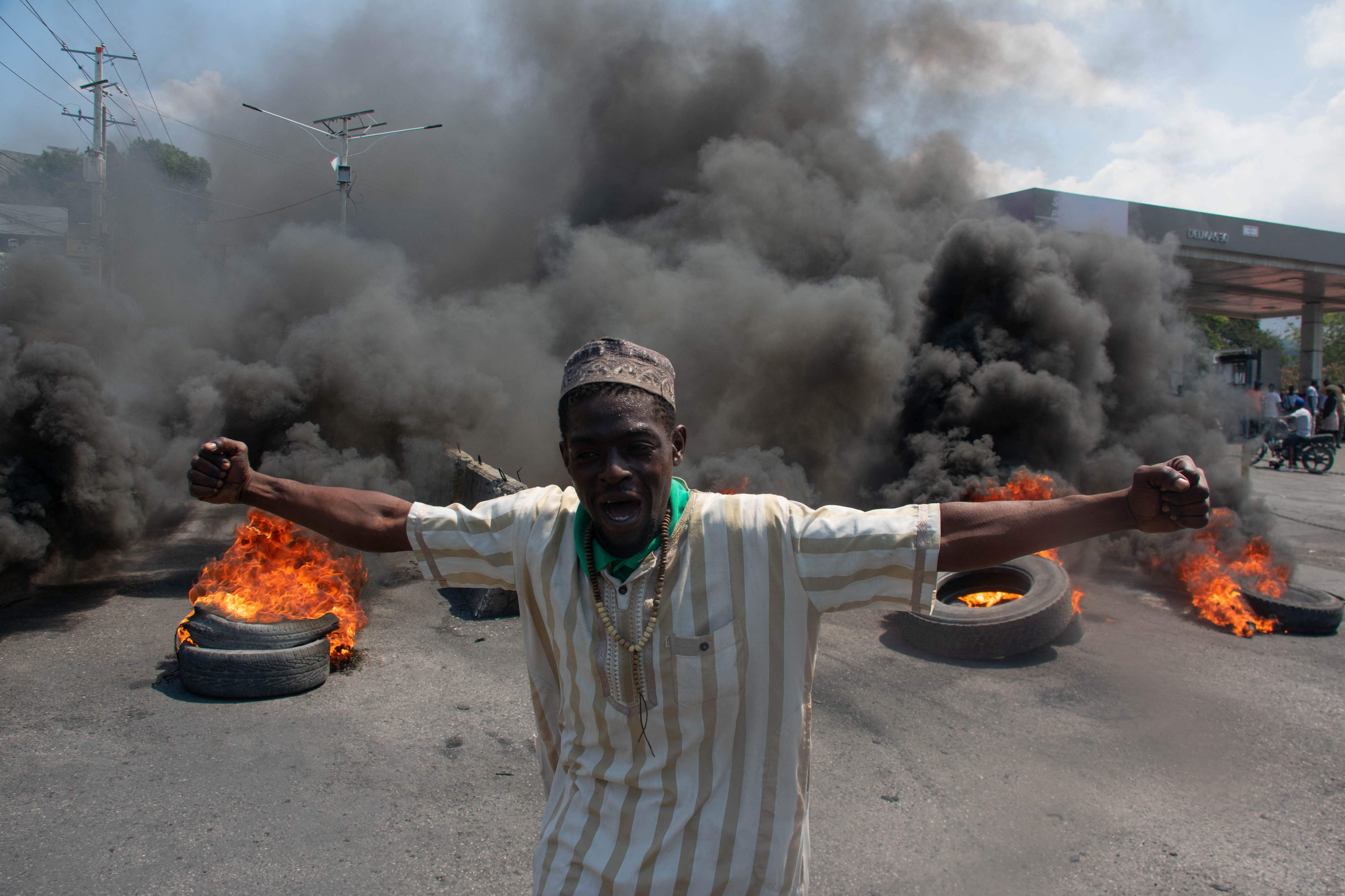Mens Haiti forsøger at få etableret et midlertidigt regeringsorgan, trækker FN personale ud af landet.